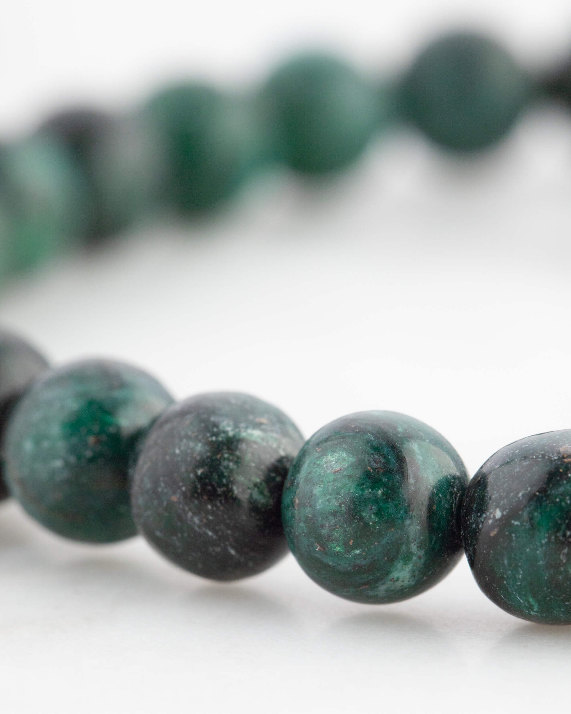 Pulsera de Esmeralda en Matriz de Biotita (6 mm)