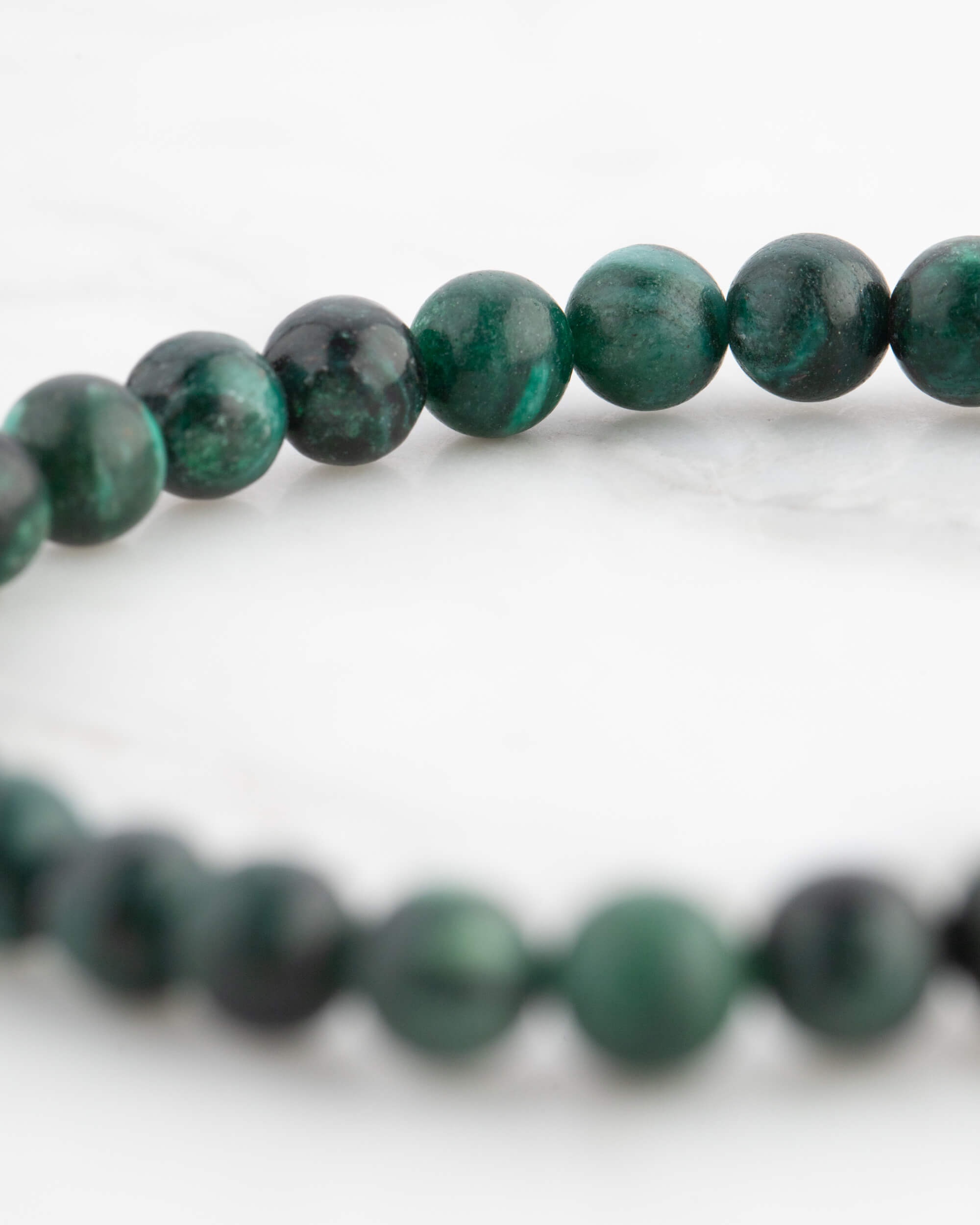 Pulsera de Esmeralda en Matriz de Biotita 6 mm - Corazón Noble