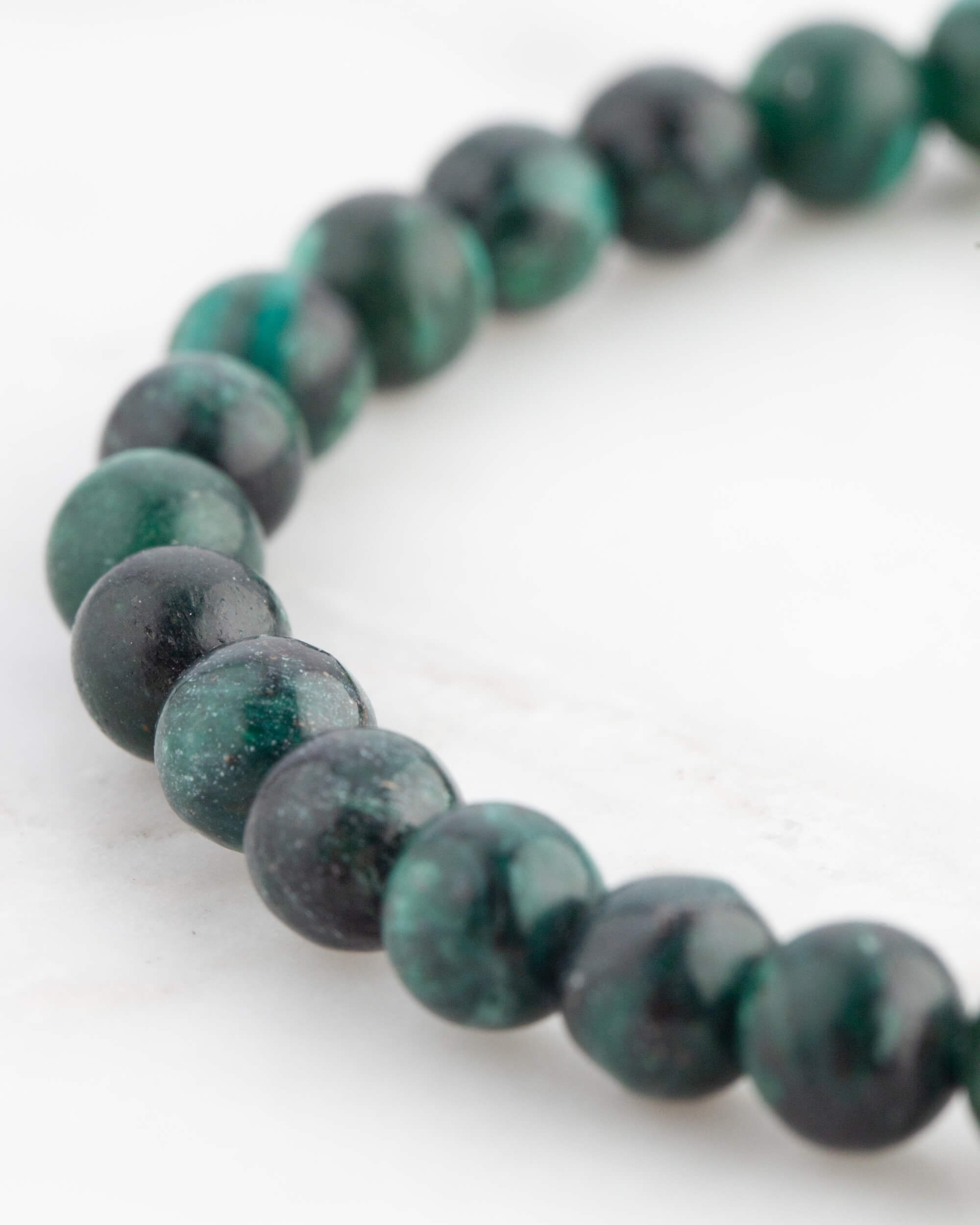 Pulsera de Esmeralda en Matriz de Biotita 6 mm - Corazón Noble