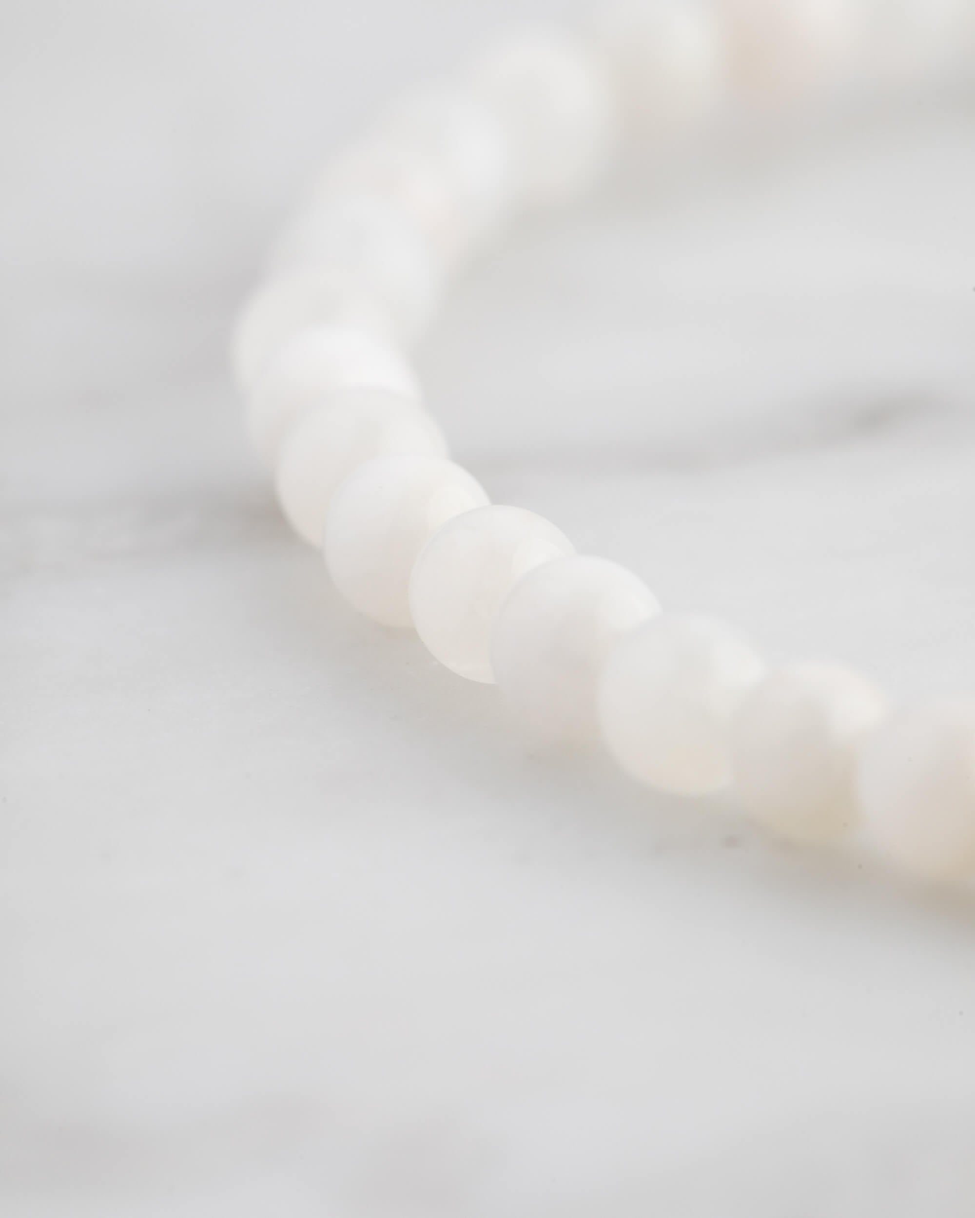 Pulsera de Piedra Luna 4 mm - Sabiduría Cíclica y Calma