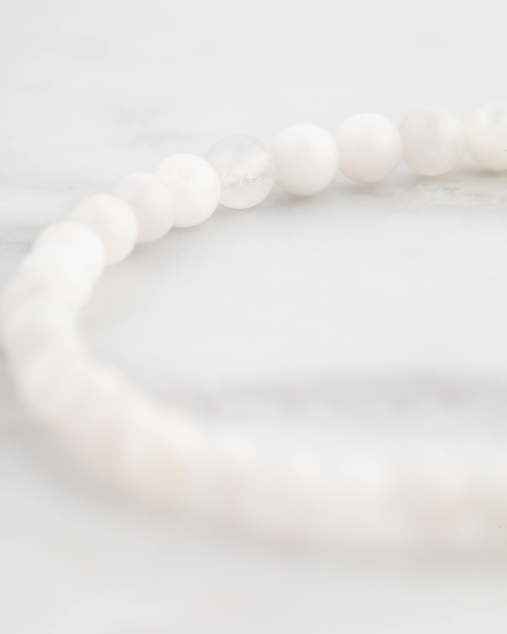 Pulsera de Piedra Luna 4 mm - Sabiduría Cíclica y Calma