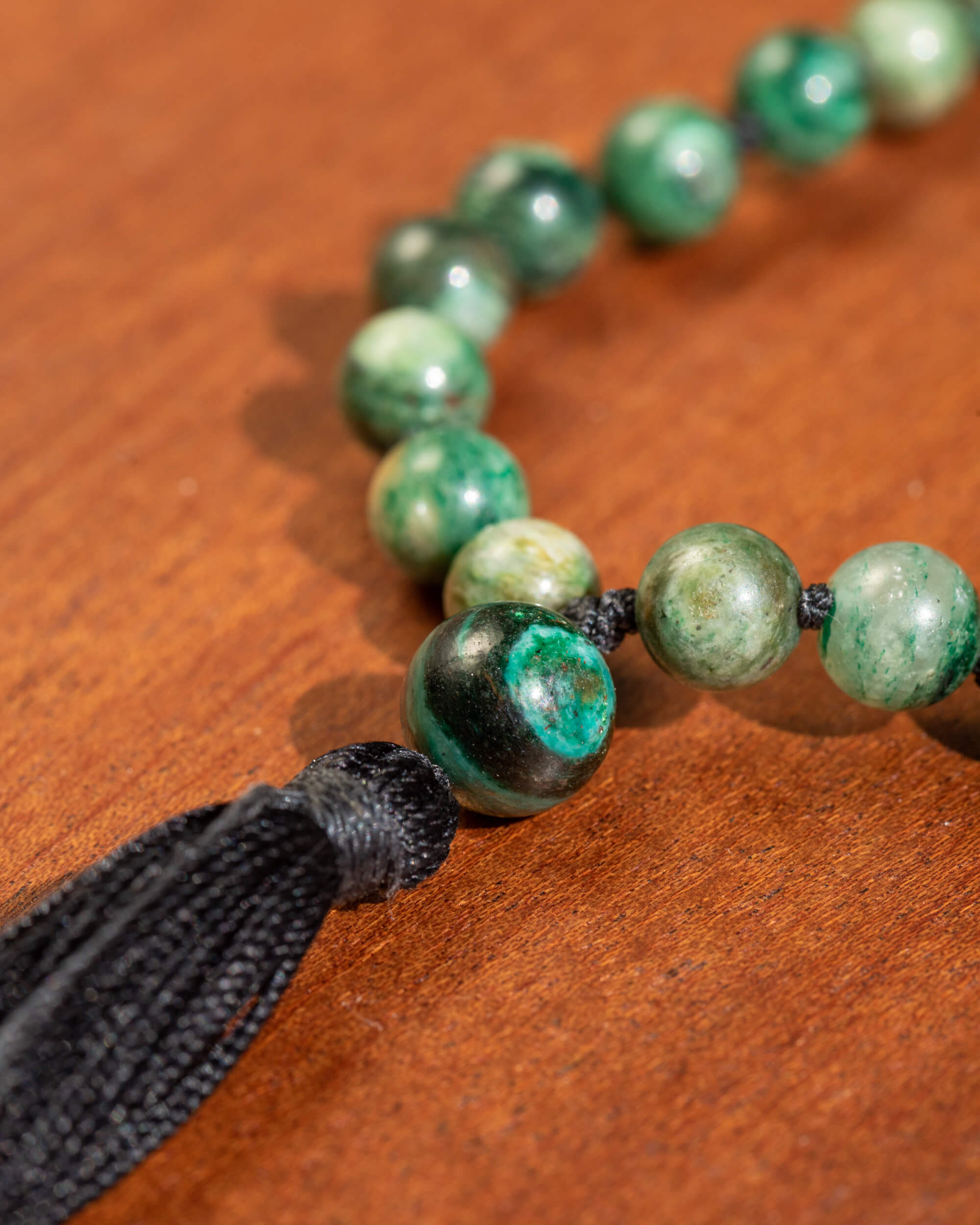 Japa Mala de Esmeralda en Matriz de Biotita (8 mm)