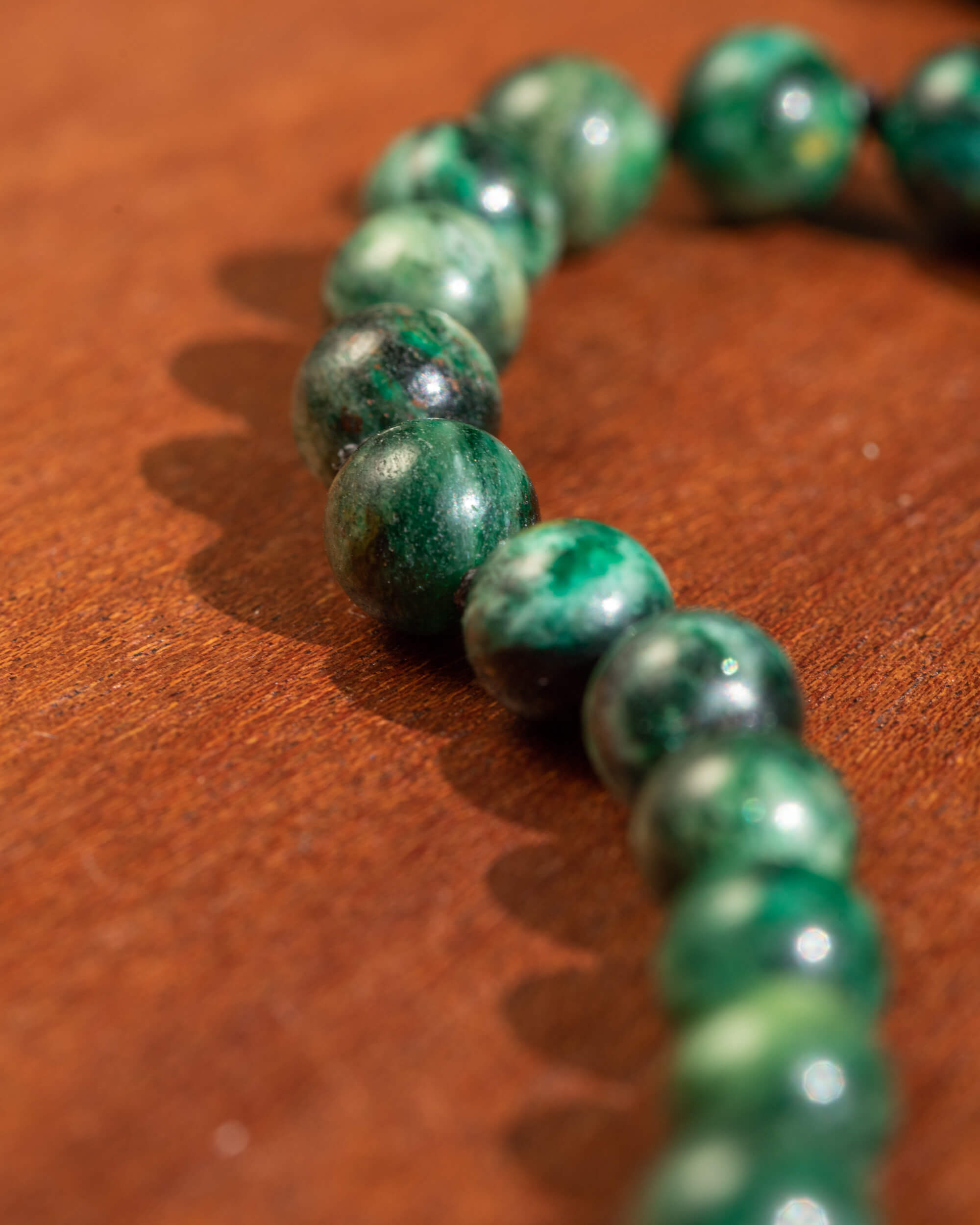 Japa Mala de Esmeralda en Matriz de Biotita (8 mm)