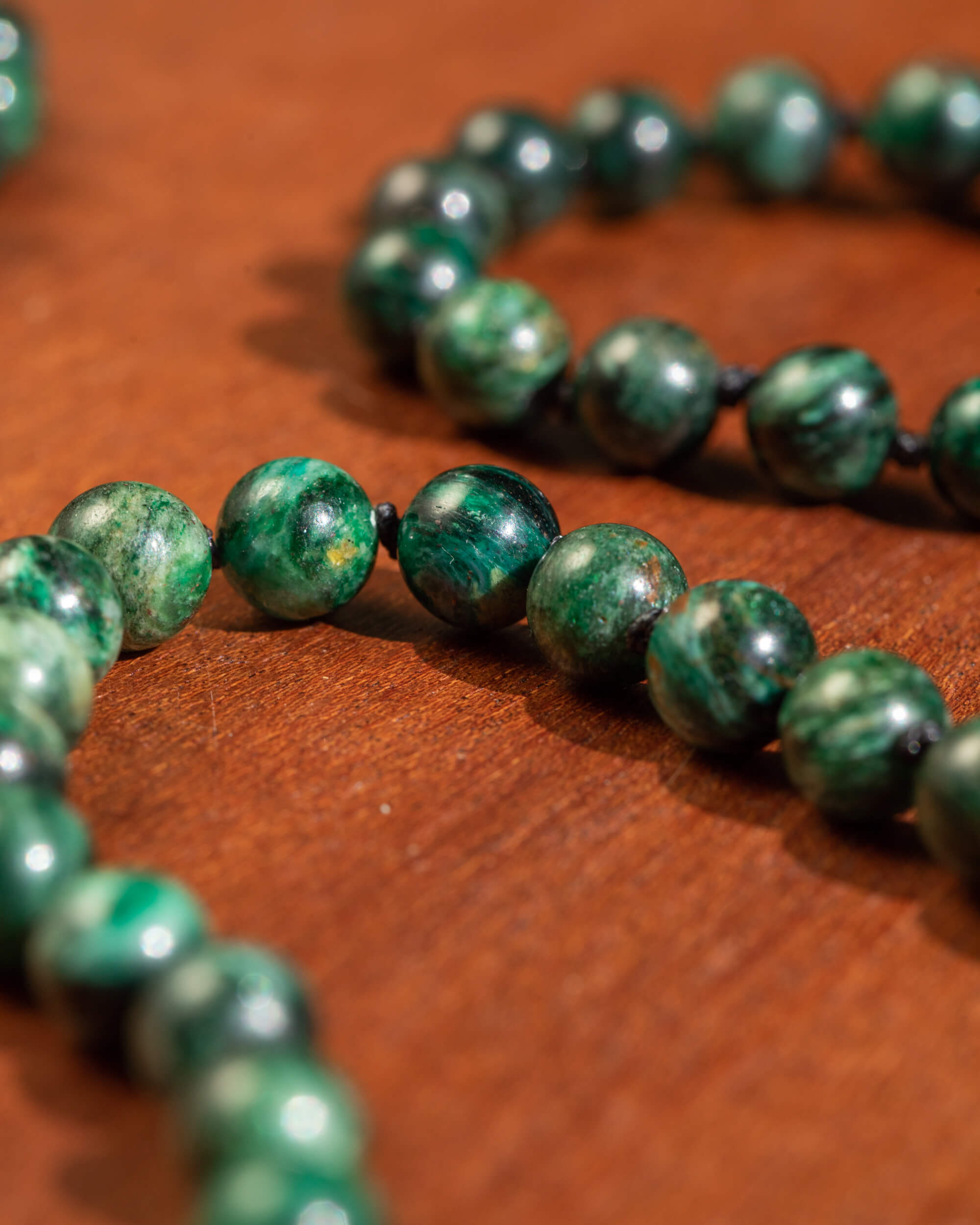 Japa Mala de Esmeralda en Matriz de Biotita (8 mm)