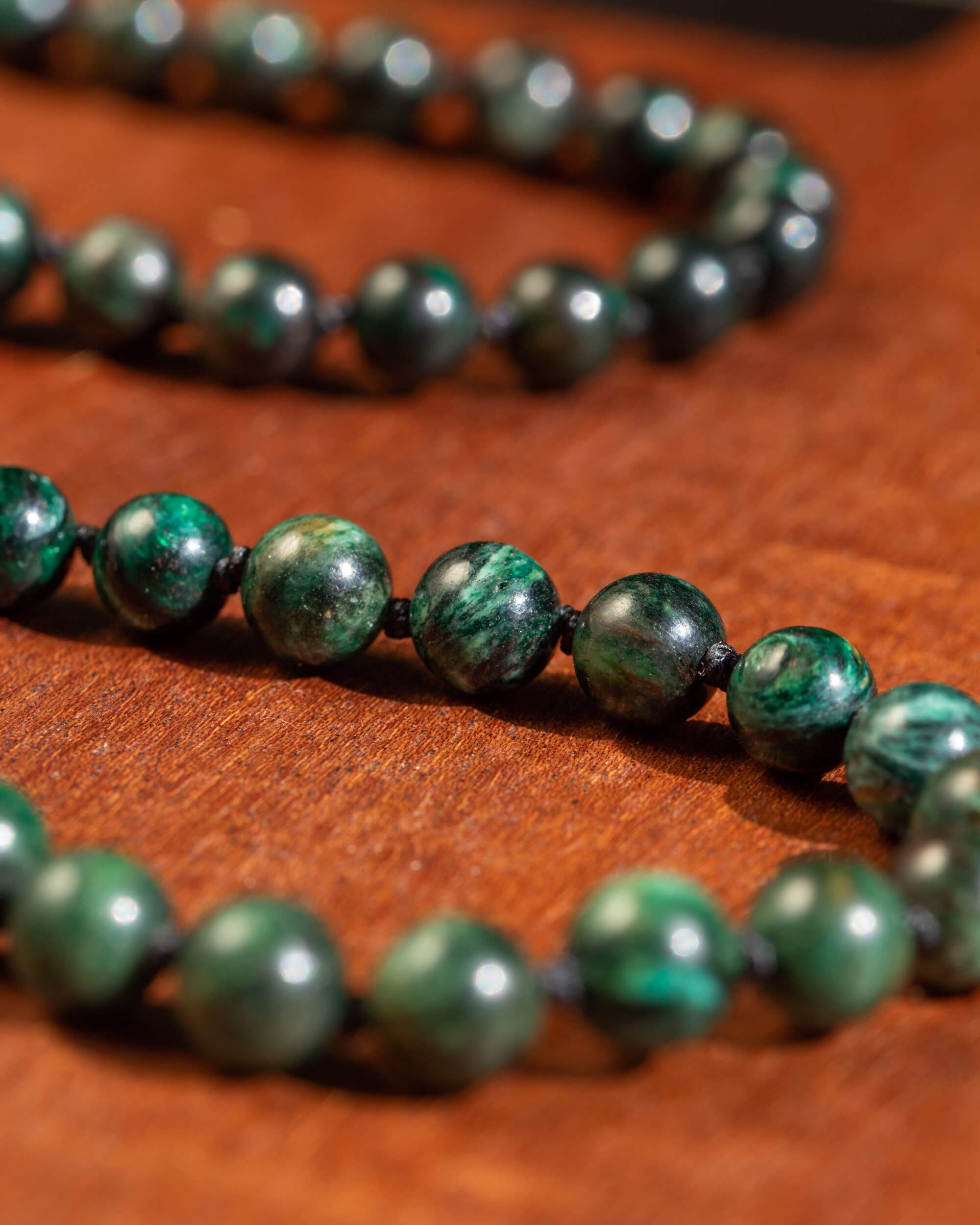 Japa Mala de Esmeralda en Matriz de Biotita (8 mm)