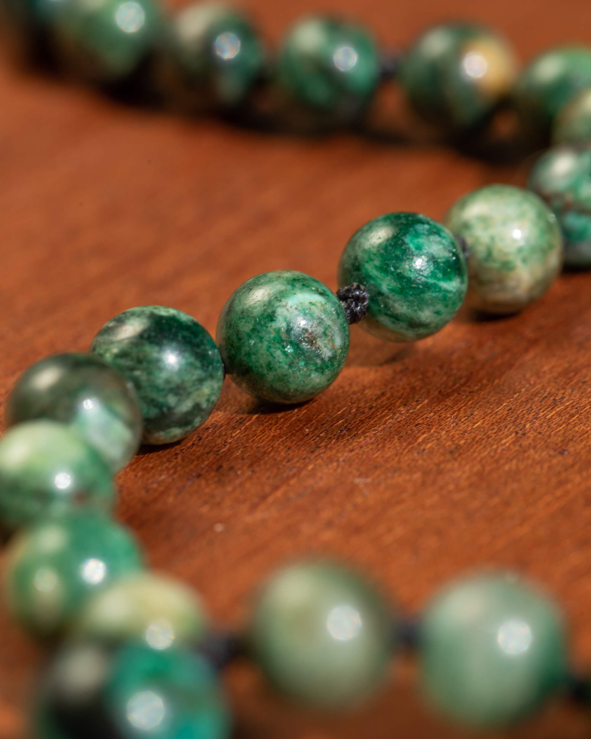 Japa Mala de Esmeralda en Matriz de Biotita (8 mm)