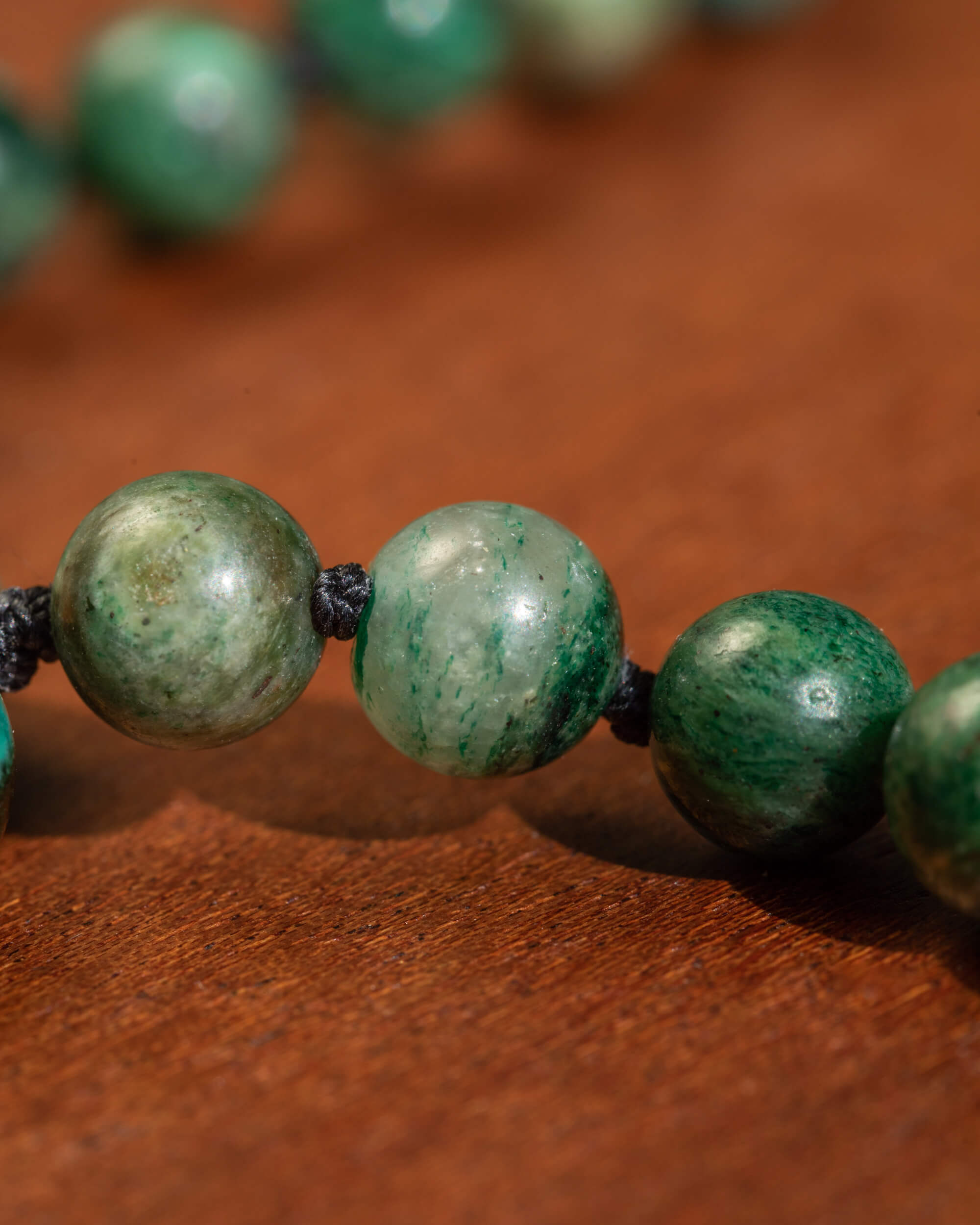 Japa Mala de Esmeralda en Matriz de Biotita (8 mm)