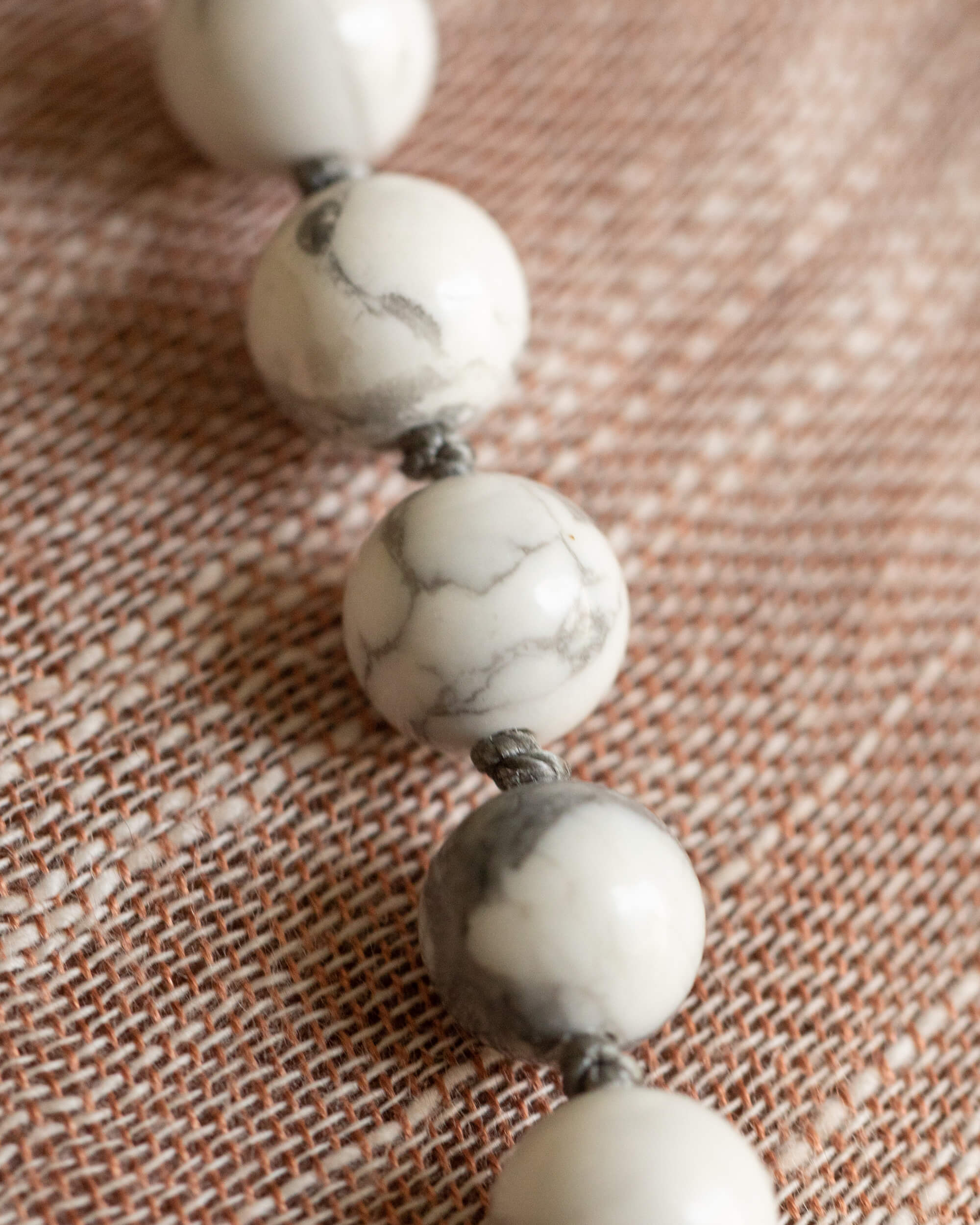 Japa Mala de Howlita (8 mm)