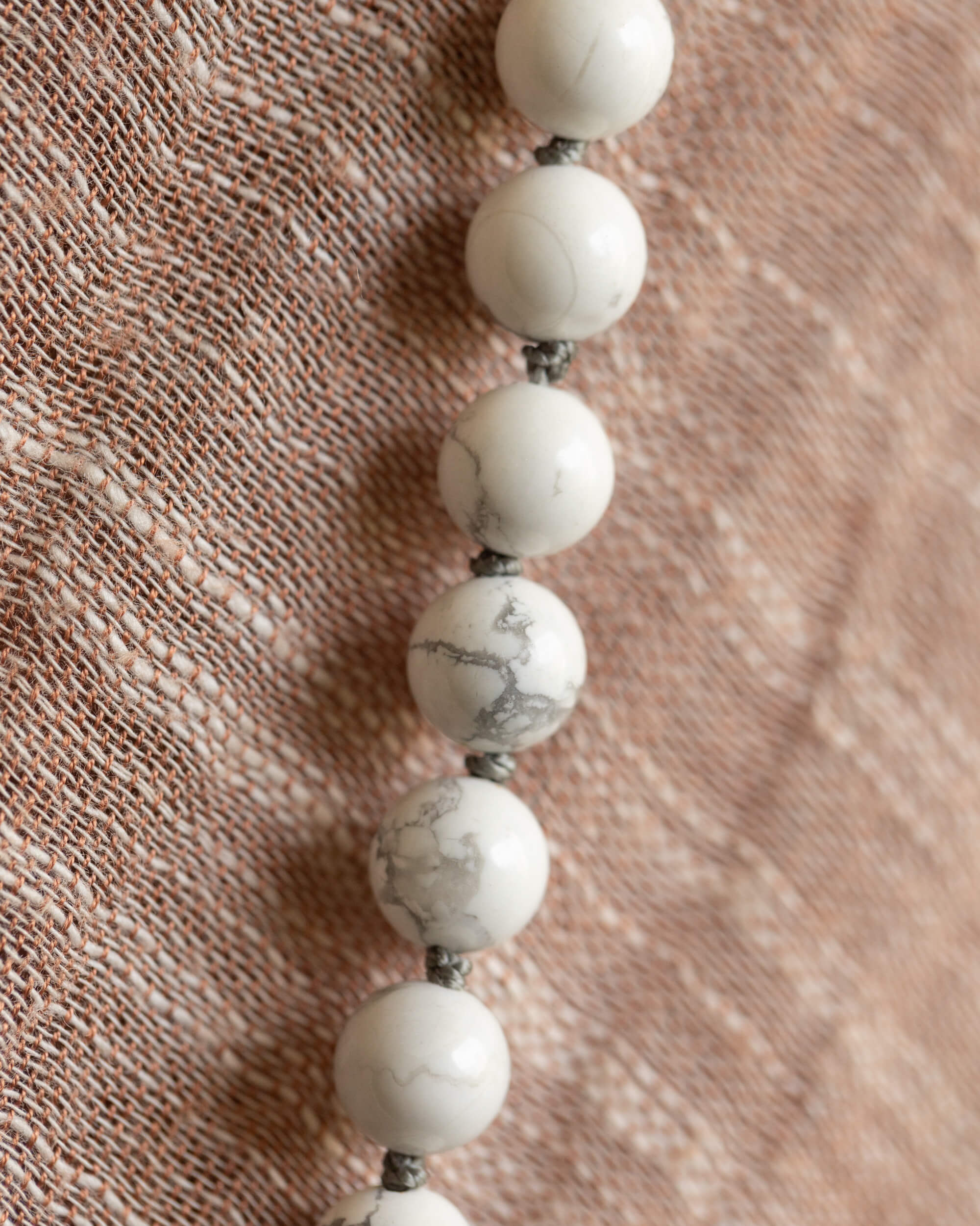 Japa Mala de Howlita (8 mm)