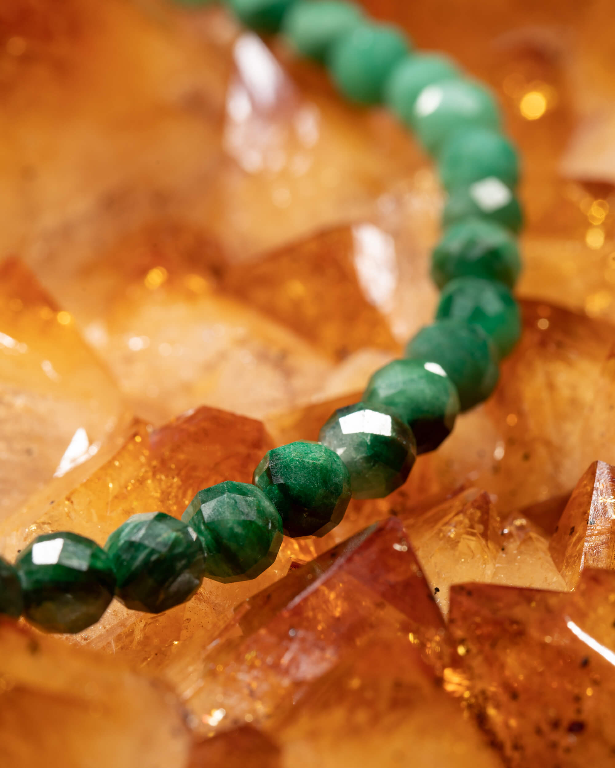 Codificador Collar Esmeralda en Matriz y Turmalina Negra 35 cm - Amor Enraizado (Agesta)