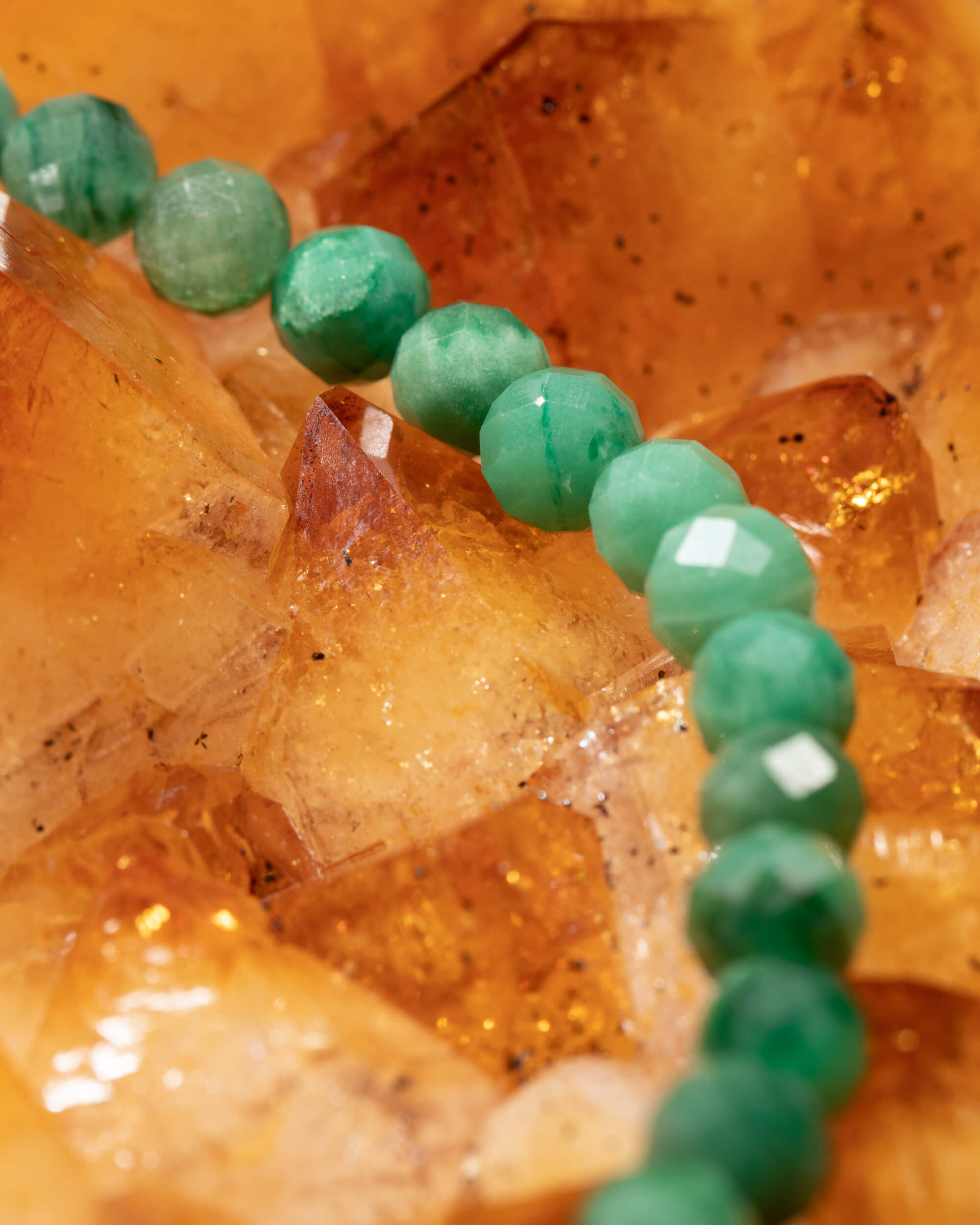 Codificador Collar Esmeralda en Matriz y Turmalina Negra 35 cm - Amor Enraizado (Agesta)