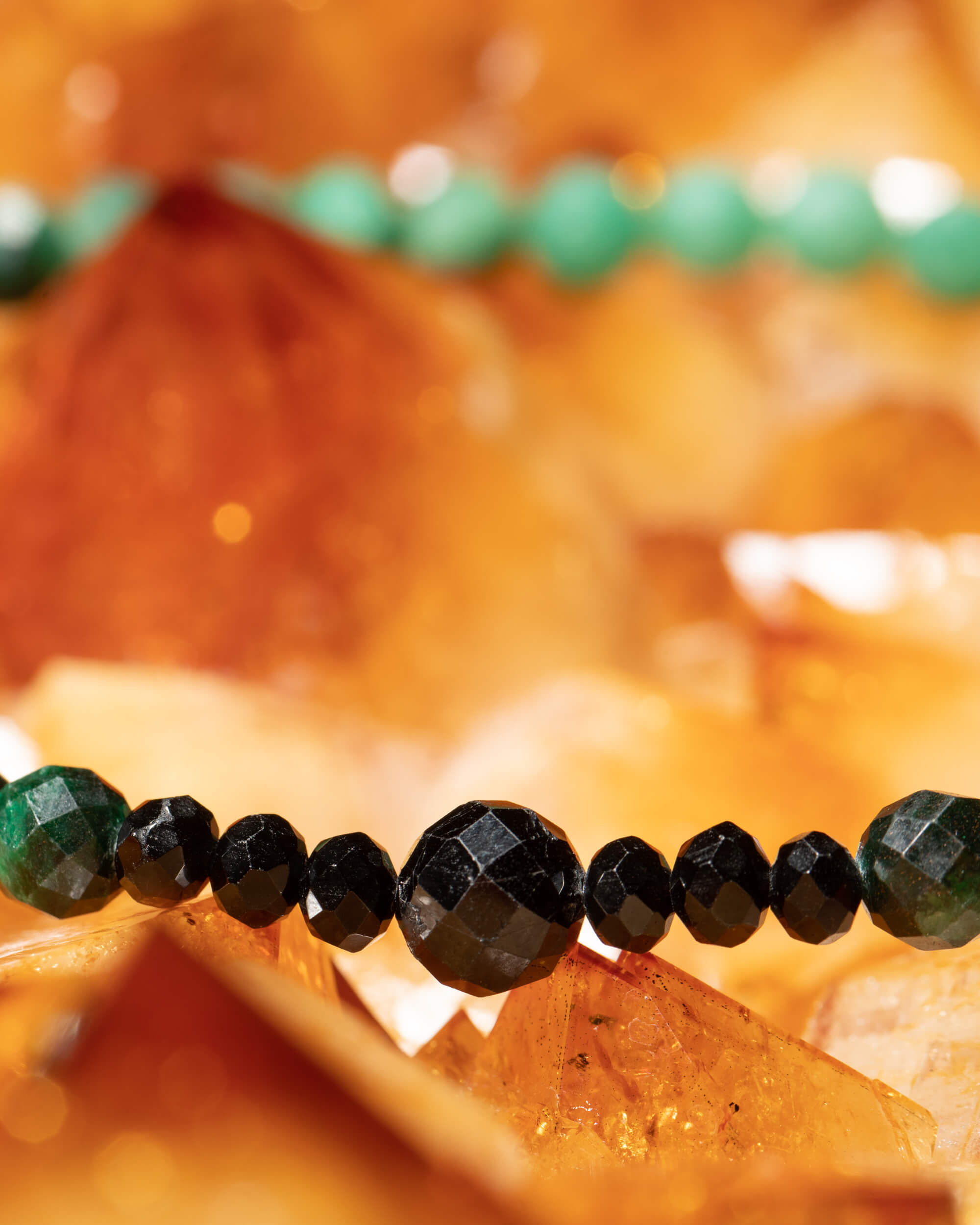 Codificador de Esmeralda en Matriz de Biotita y Turmalina Negra (35 cm)