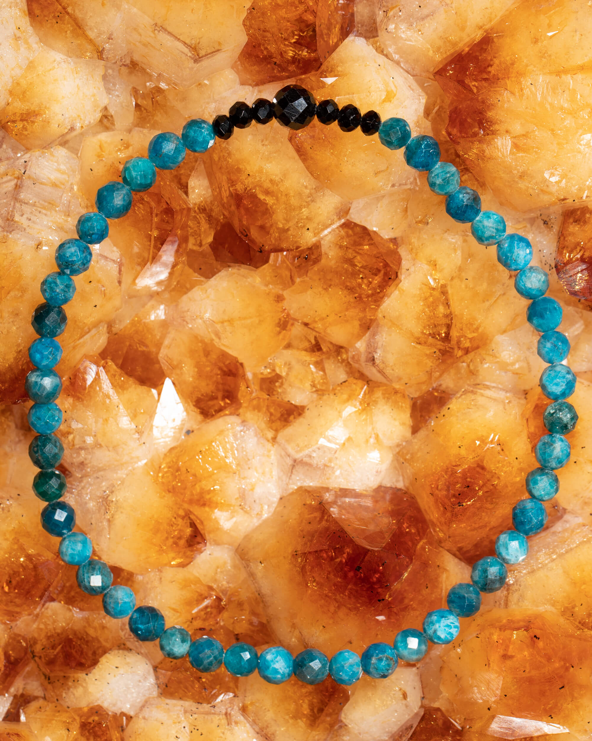 Codificador Collar Apatita Azul y Turmalina Negra 35 cm - Verbo Enraizado (Agesta)