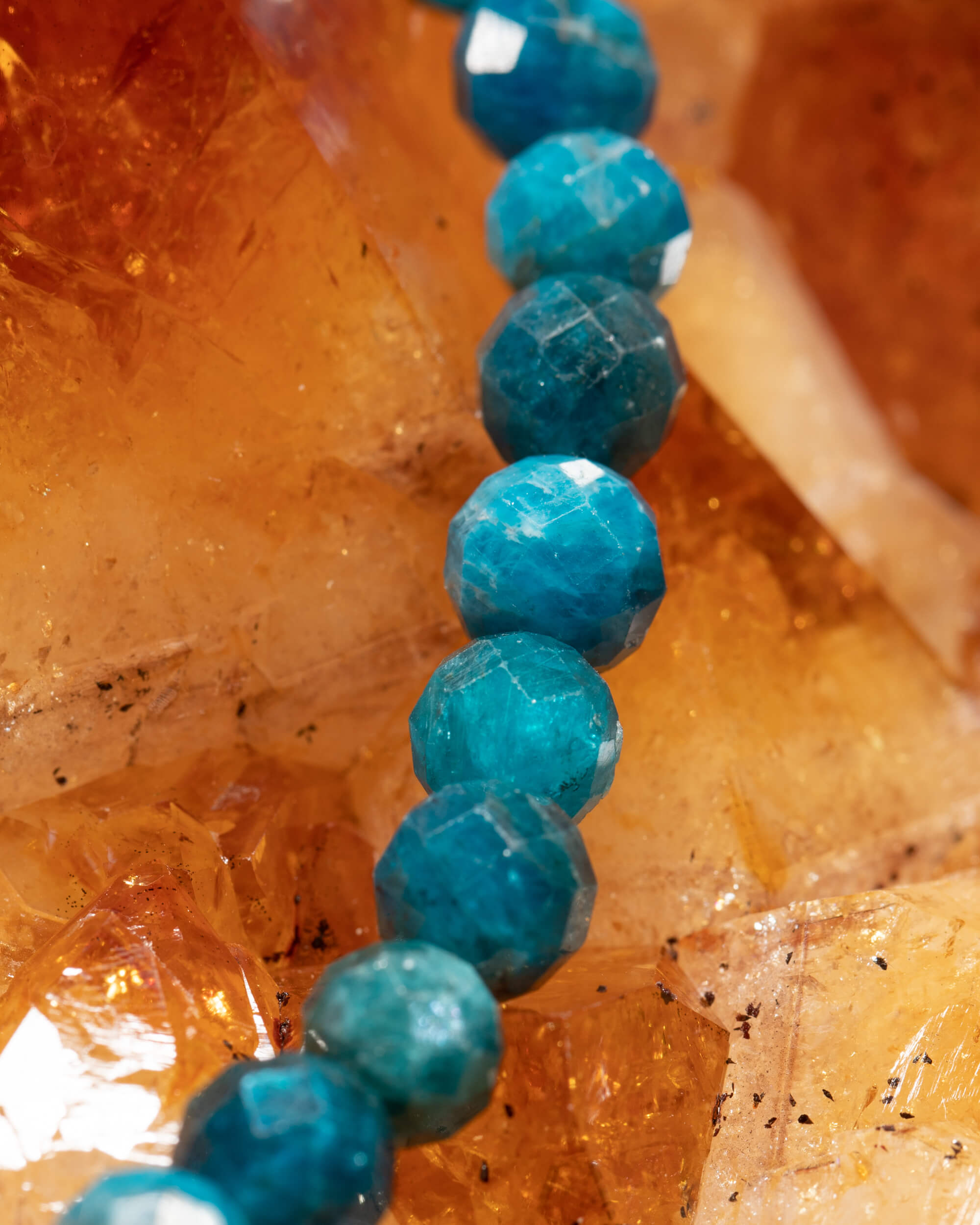 Codificador Collar Apatita Azul y Turmalina Negra 35 cm - Verbo Enraizado (Agesta)