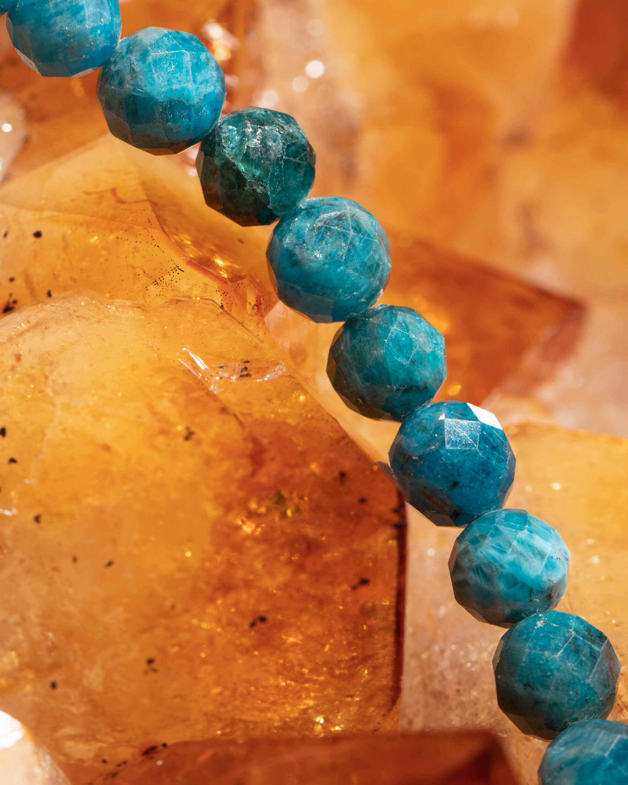 Codificador Collar Apatita Azul y Turmalina Negra 35 cm - Verbo Enraizado (Agesta)