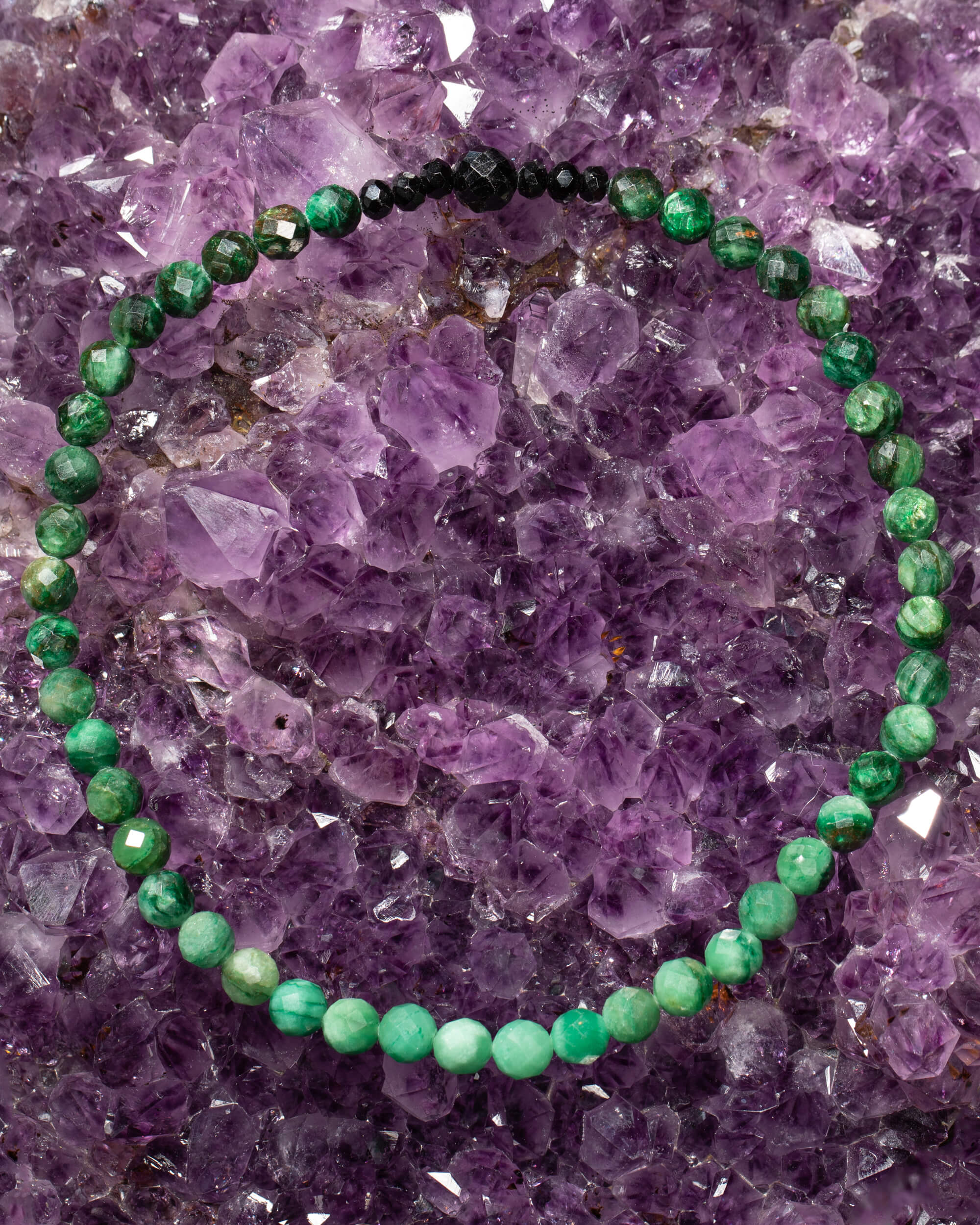 Codificador Collar Esmeralda en Matriz y Turmalina Negra 35 cm - Amor Enraizado (Agesta)