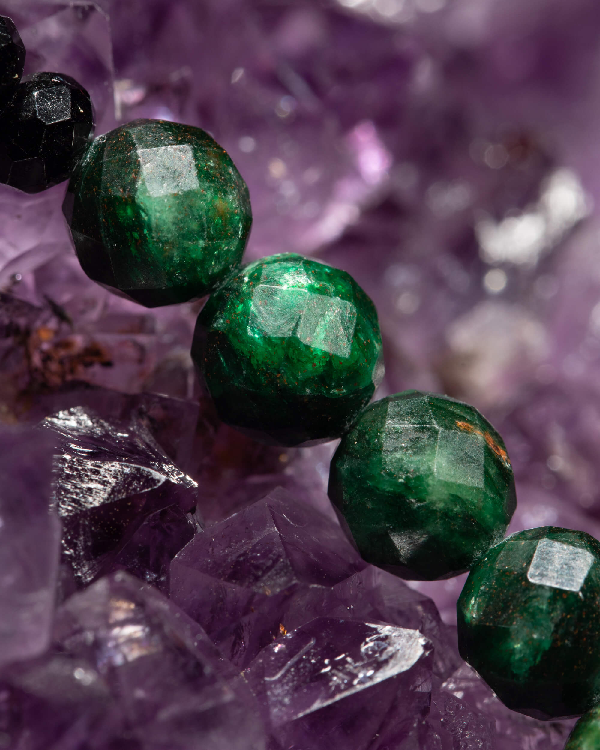 Codificador Collar Esmeralda en Matriz y Turmalina Negra 35 cm - Amor Enraizado (Agesta)