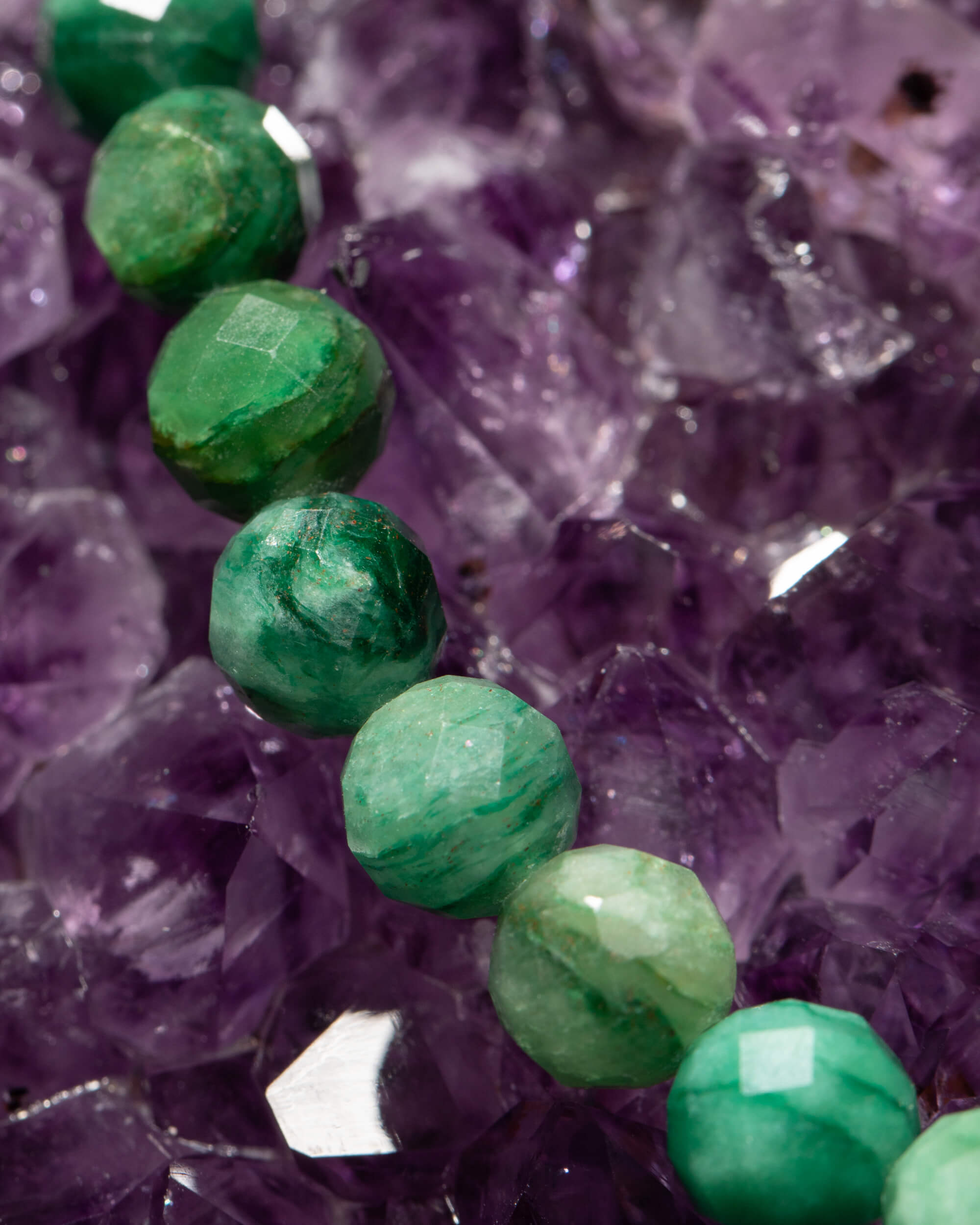 Codificador Collar Esmeralda en Matriz y Turmalina Negra 35 cm - Amor Enraizado (Agesta)