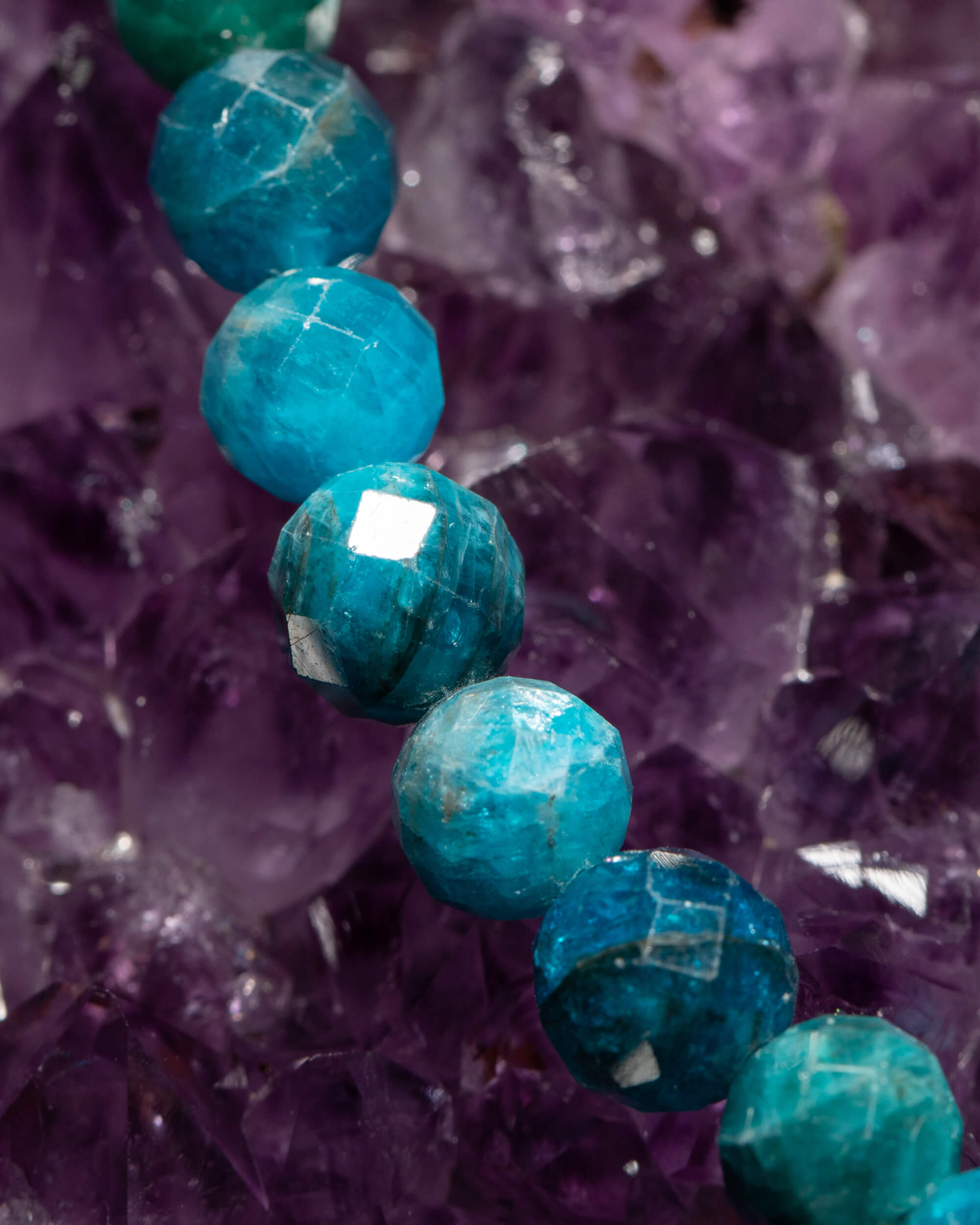 Codificador Collar Apatita Azul y Turmalina Negra 35 cm - Verbo Enraizado (Agesta)