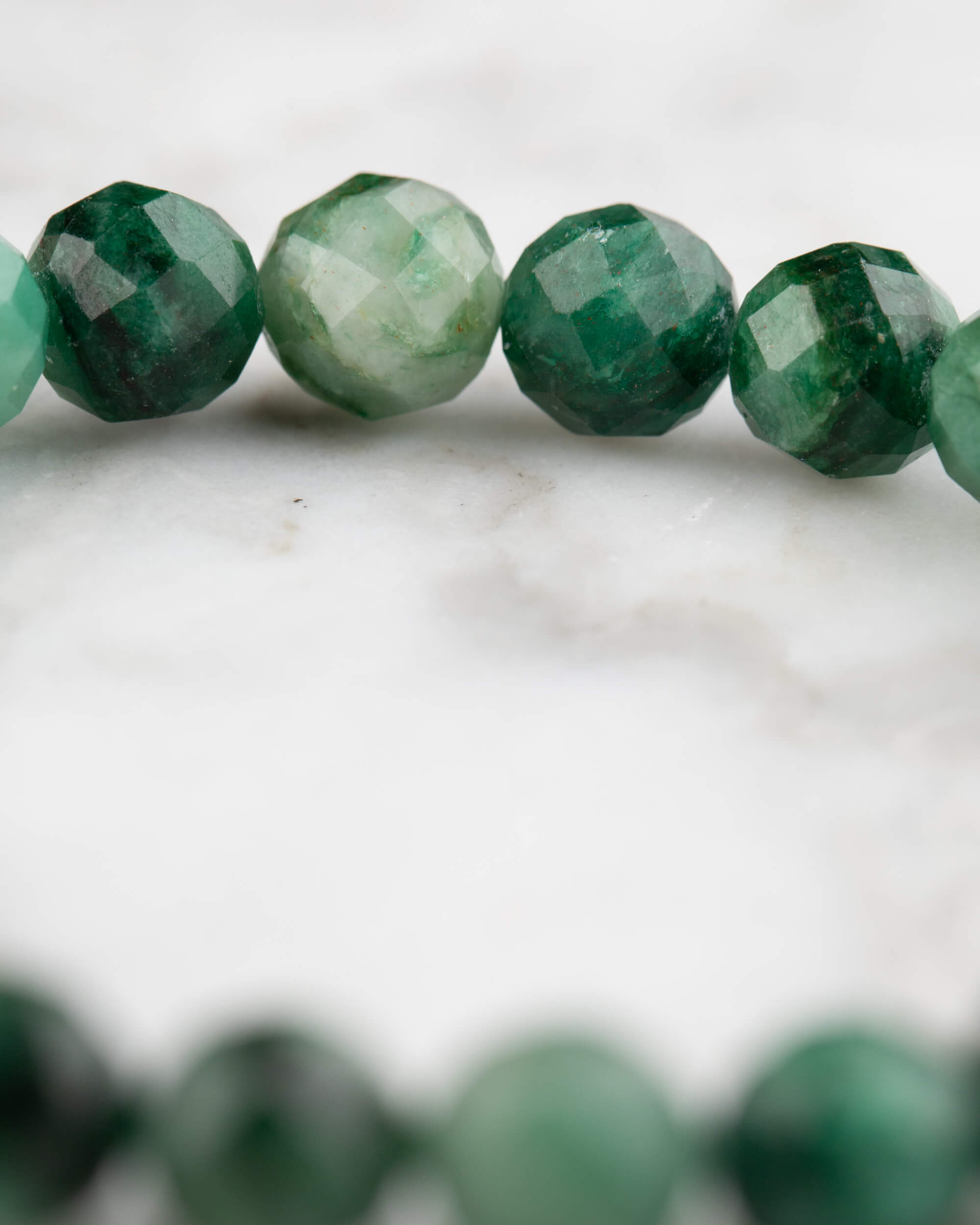 Pulsera de Esmeralda en Matriz Facetada 8 mm - Corazón Noble y Digno