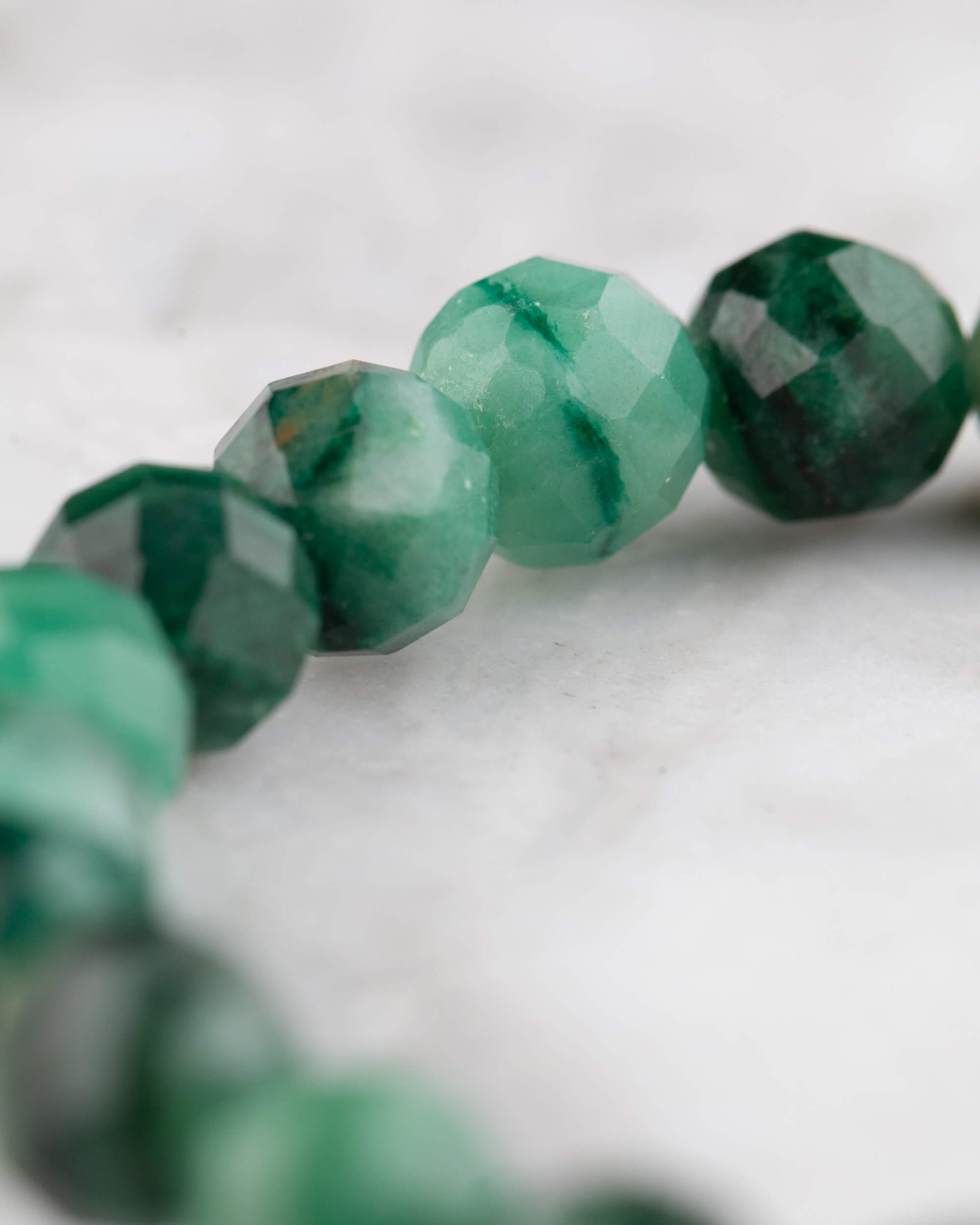 Pulsera de Esmeralda en Matriz de Biotita (8 mm facetada)