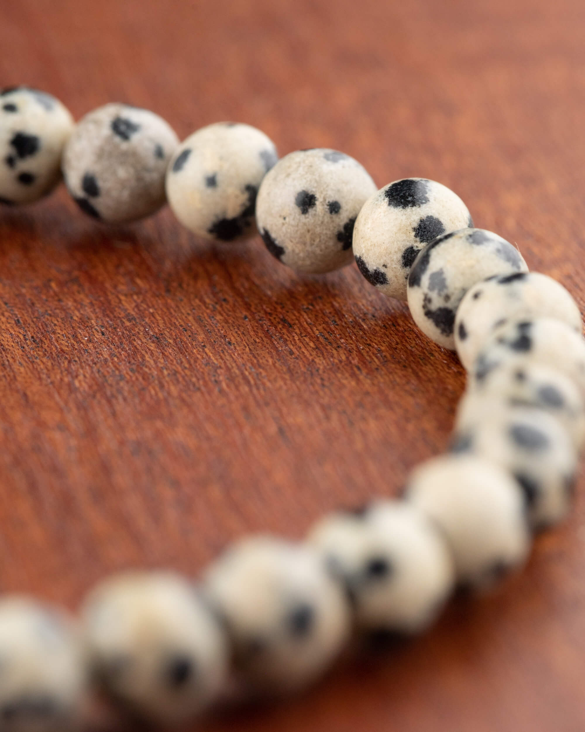 Pulsera de Jaspe Dálmata 6 mm - Estabilidad y Alegría