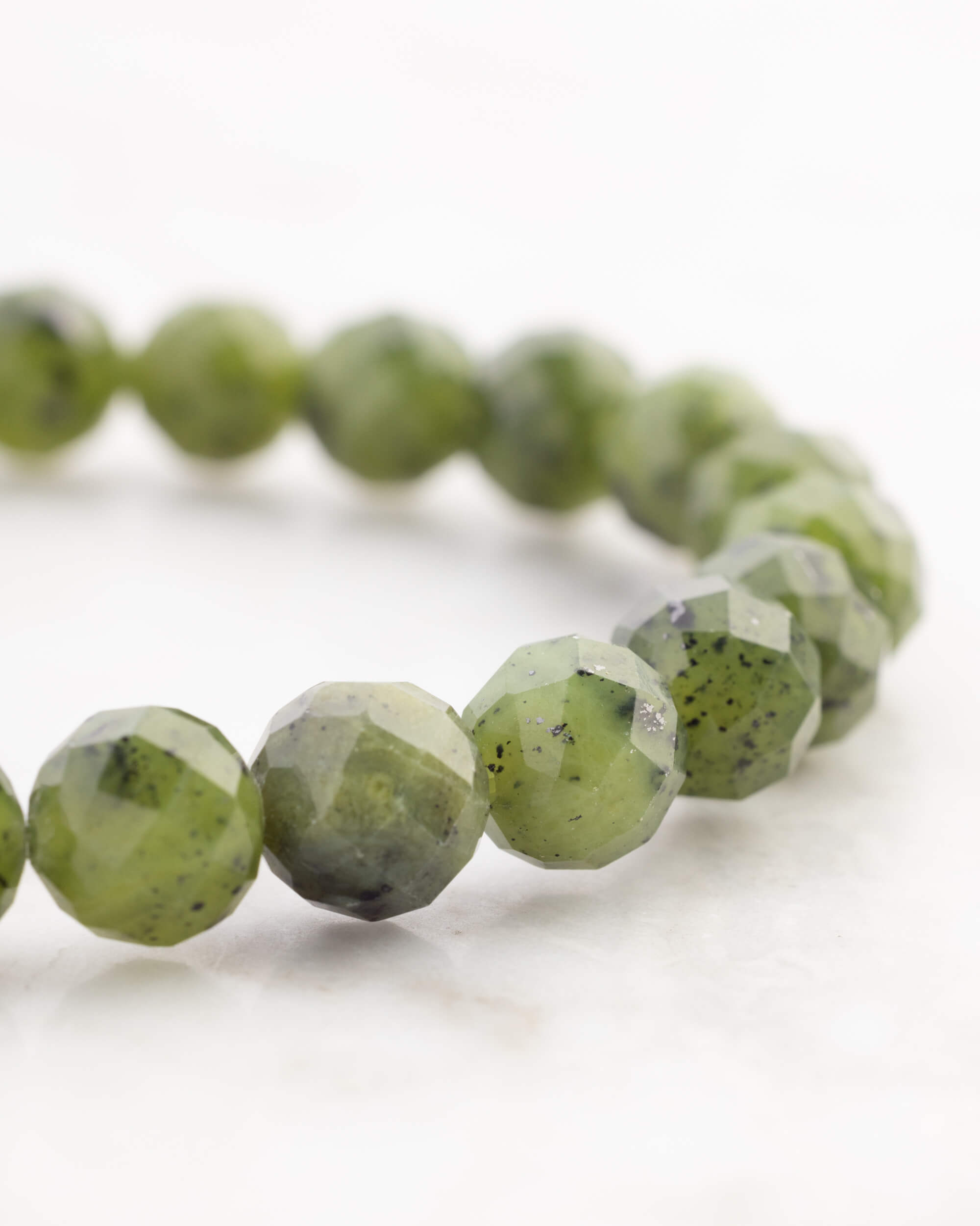 Pulsera de Jade Verde Facetada 8 mm - Equilibrio y Luminosidad