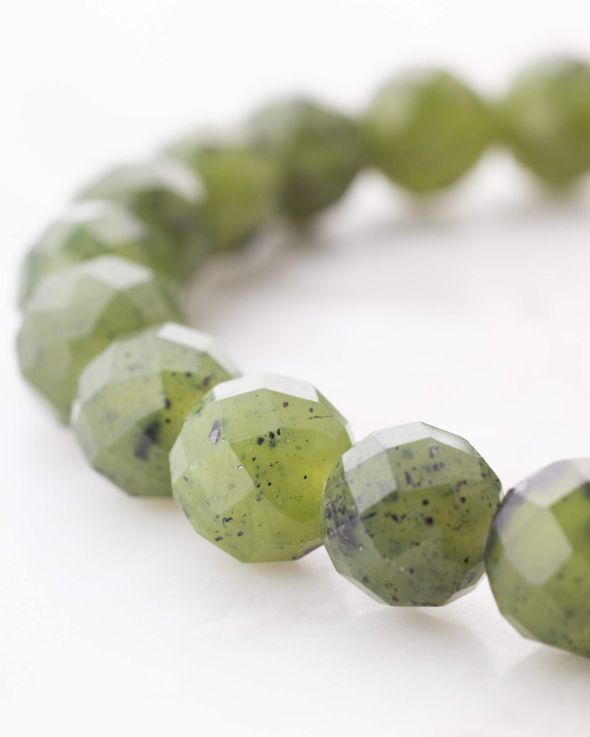 Pulsera de Jade Verde Facetada 8 mm - Equilibrio y Luminosidad