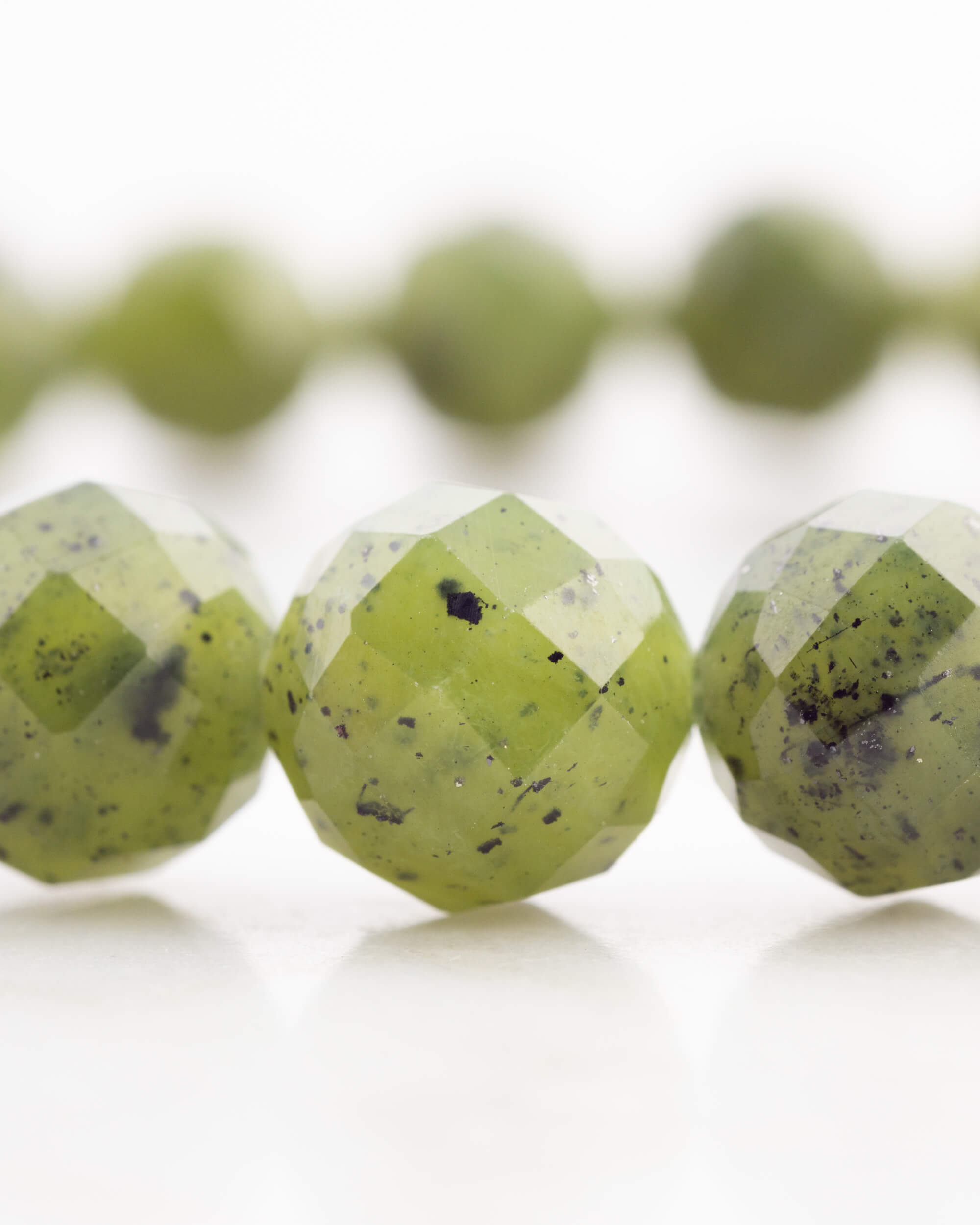 Pulsera de Jade Verde Facetada 8 mm - Equilibrio y Luminosidad