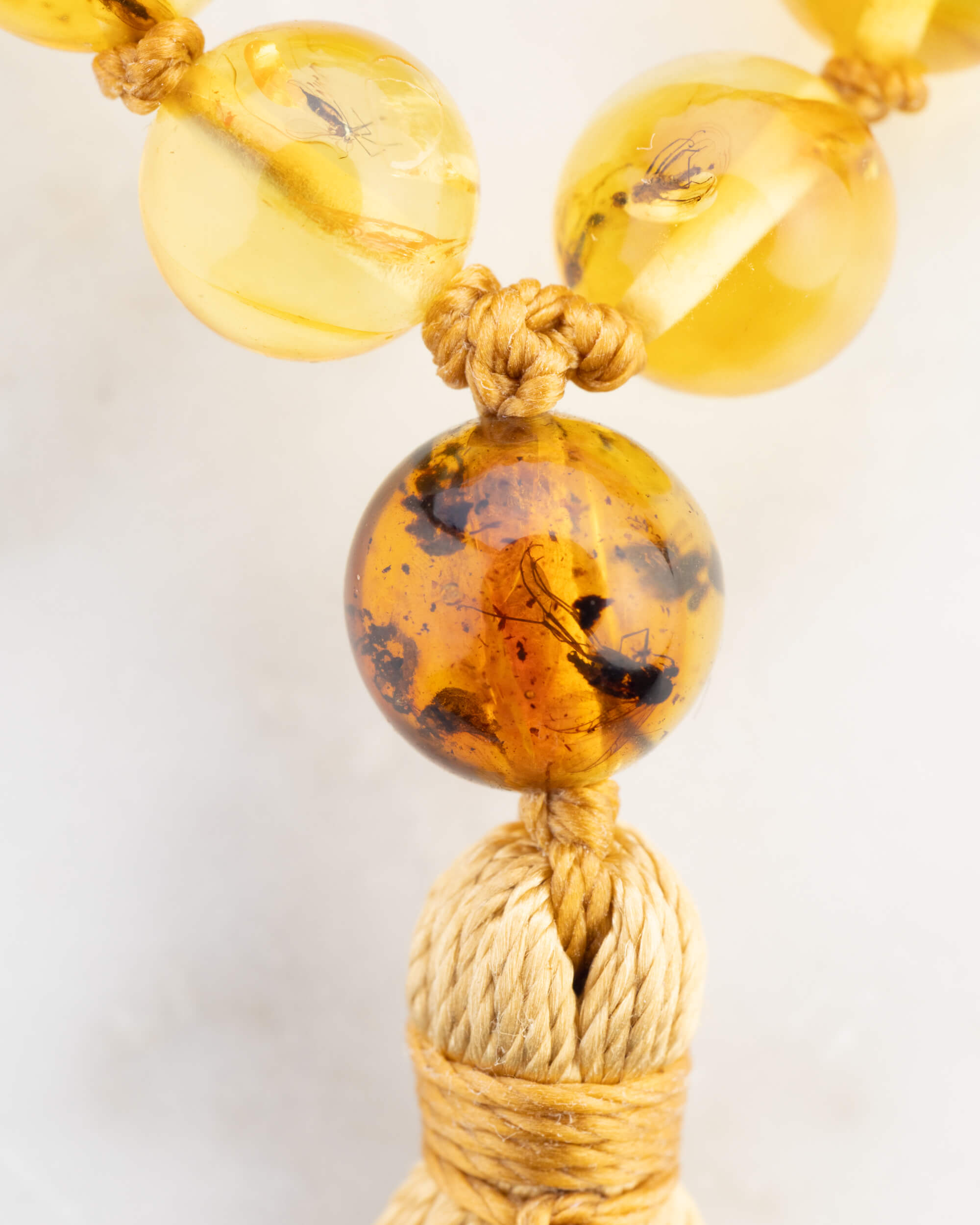 Japa Mala de Ámbar con Insectos (Pieza Única)