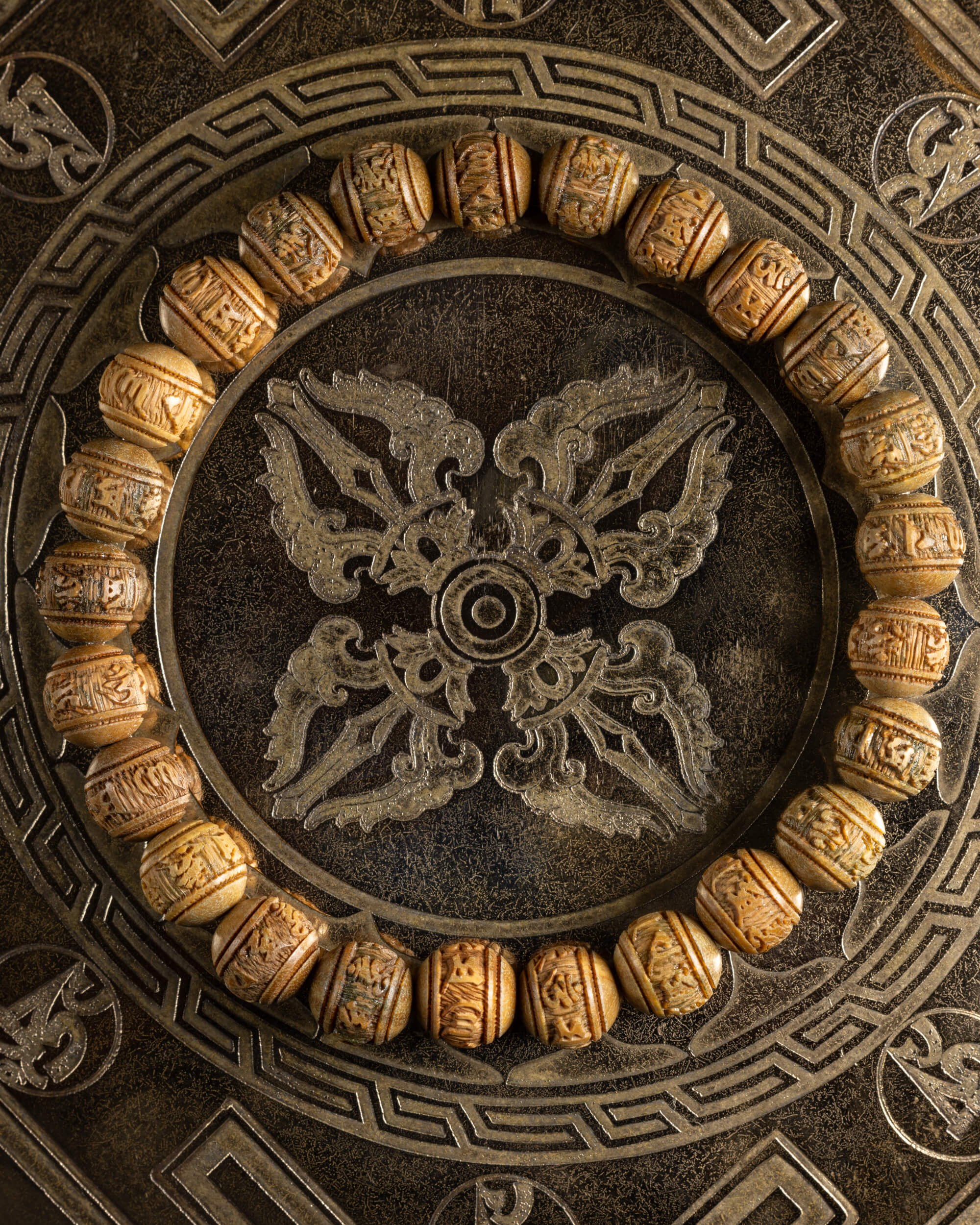 Pulsera de Madera de Sándalo Tallada Mantra Om 8 mm - Paz y Compasión