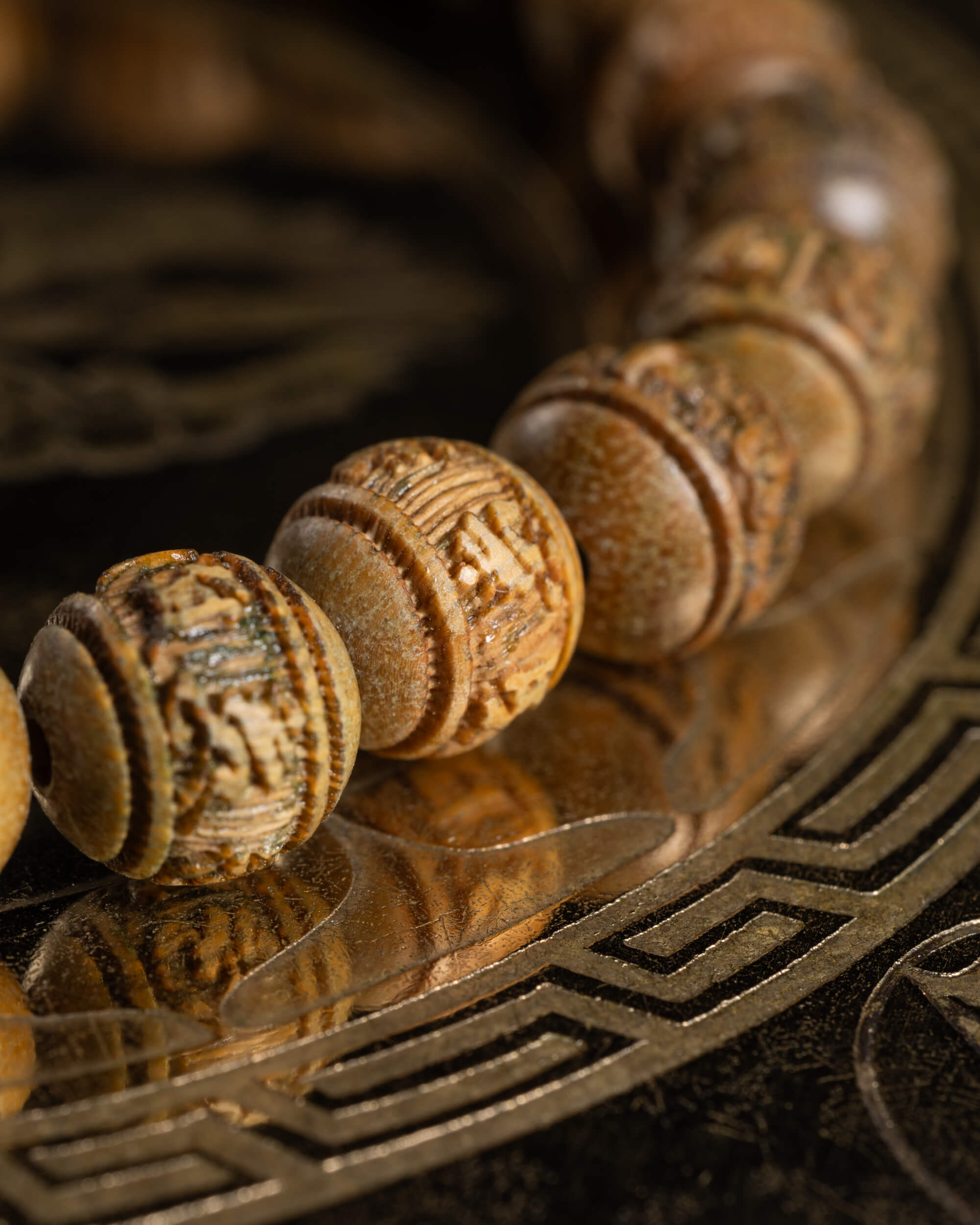 Pulsera de Madera de Sándalo Tallada Mantra Om 8 mm - Paz y Compasión