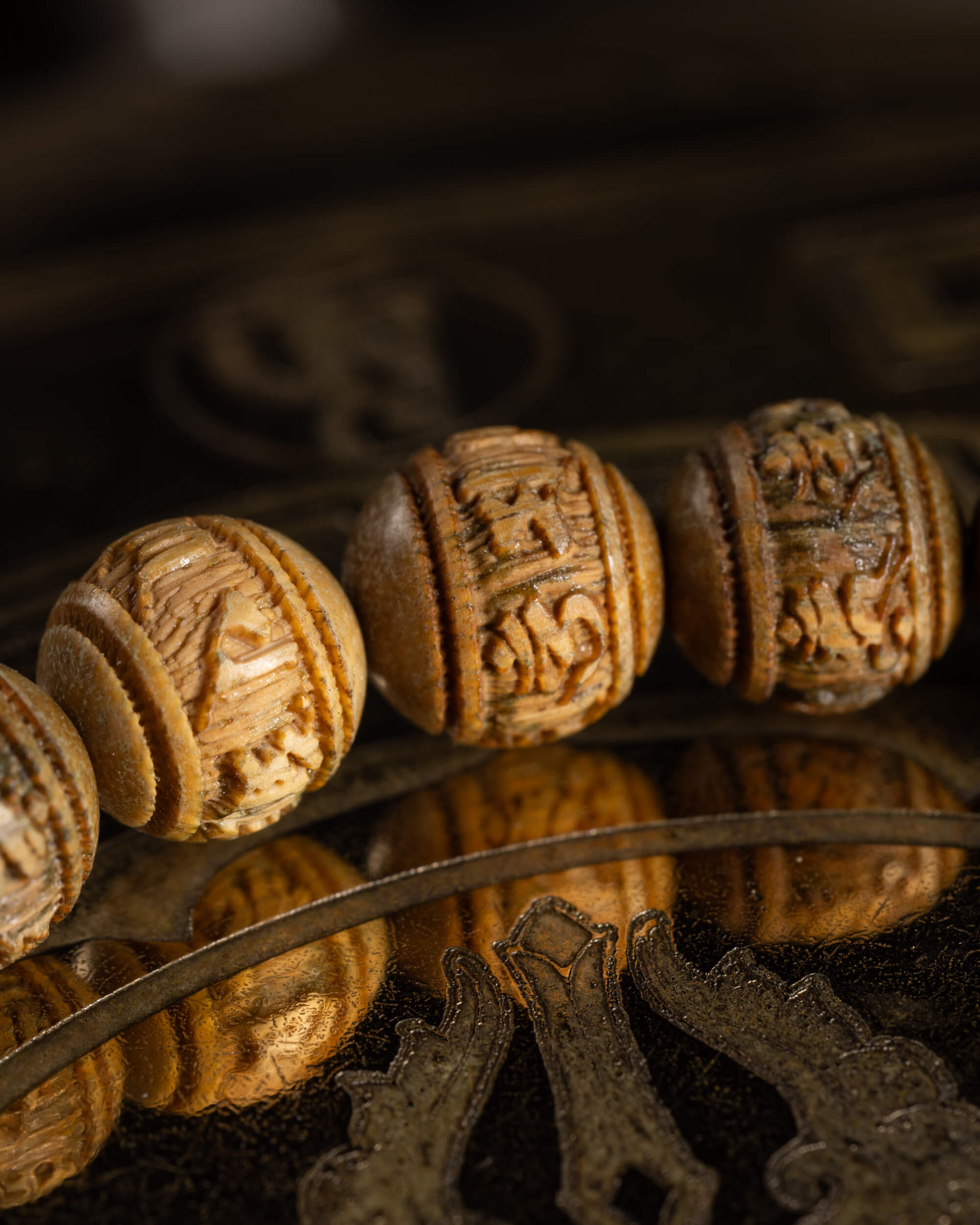 Pulsera de Madera de Sándalo Tallada Mantra Om 8 mm - Paz y Compasión