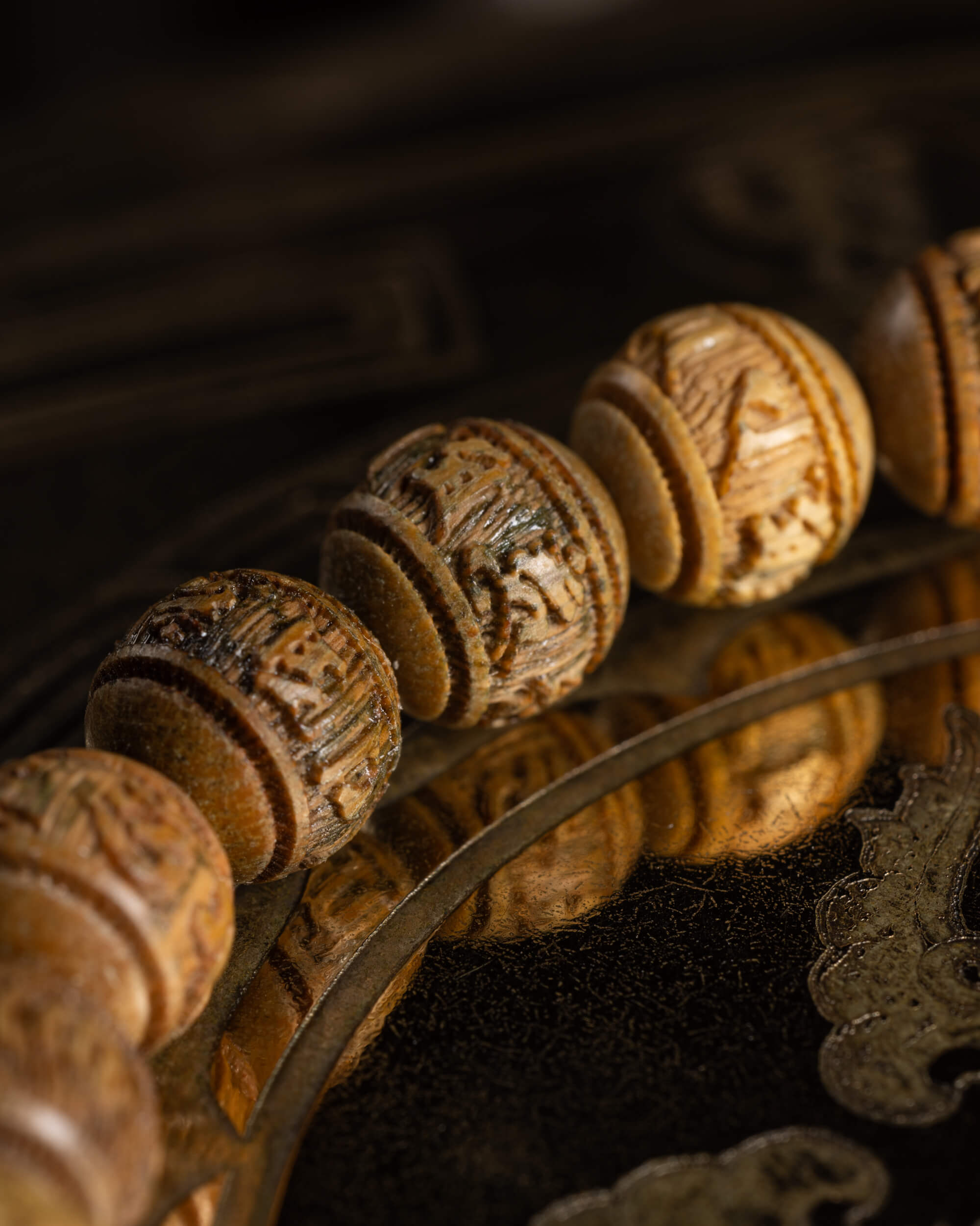 Pulsera de Madera de Sándalo Tallada Mantra Om 8 mm - Paz y Compasión