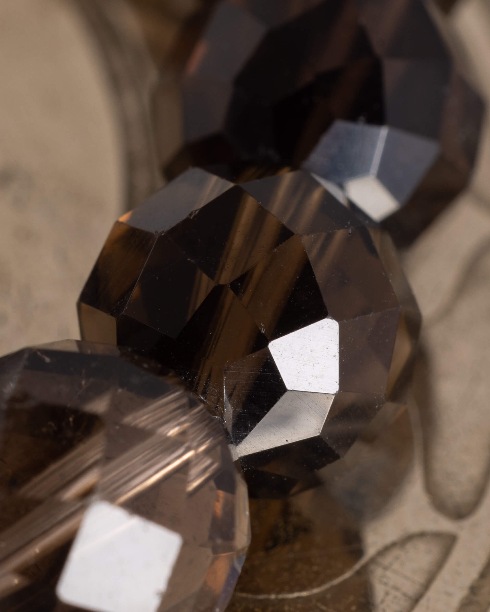 Pulsera de Cuarzo Ahumado Facetada 10 mm - Anclaje Profundo