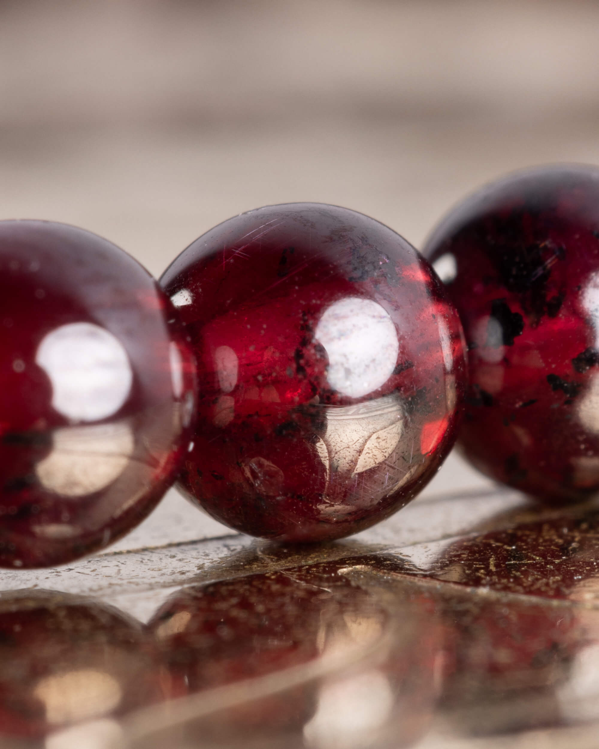 Pulsera de Granate Rojo 4 mm - Fuerza y Raíz Sutil