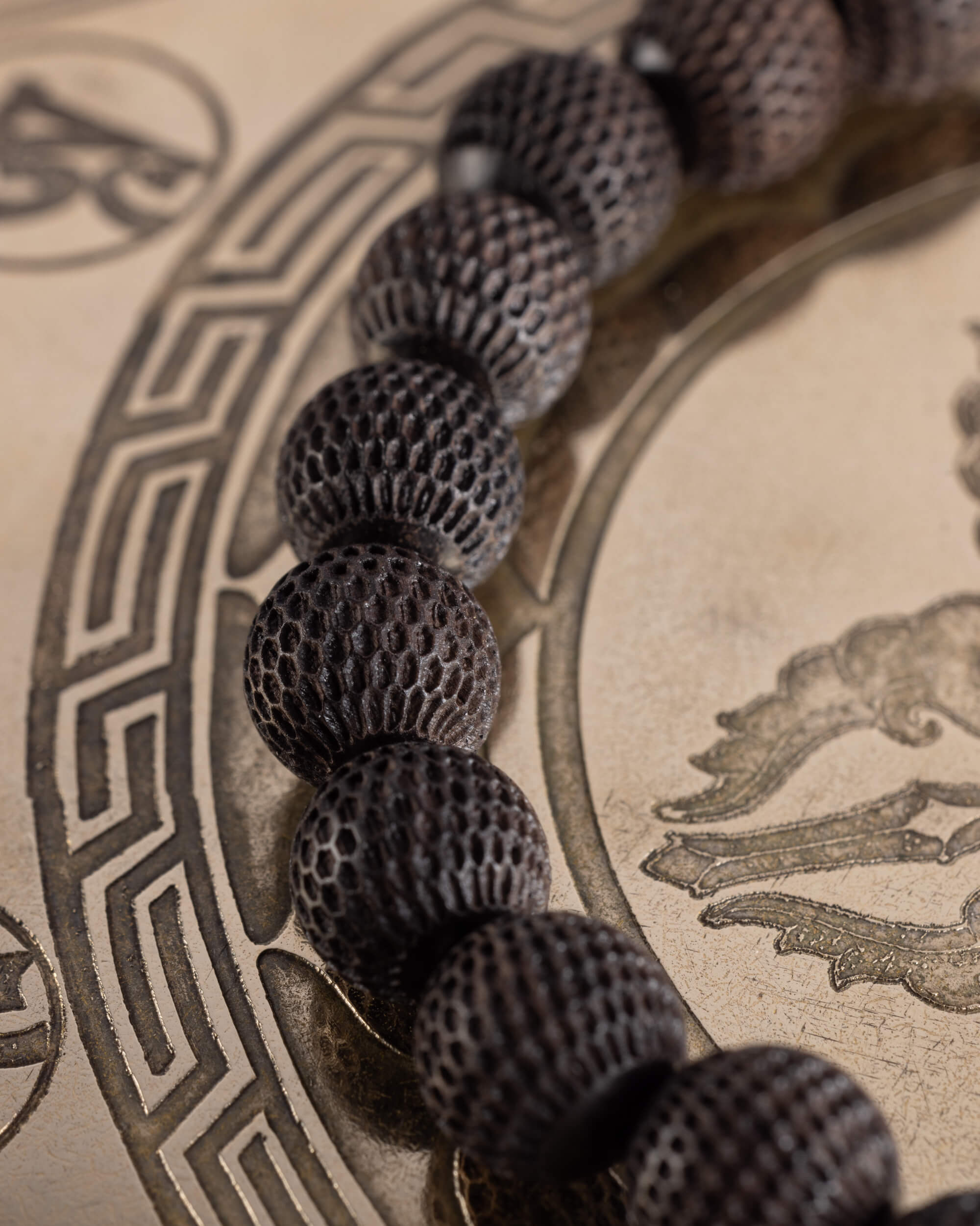 Pulsera de Madera de Ébano Tallada Hexágonos 8 mm - Estructura y Dignidad