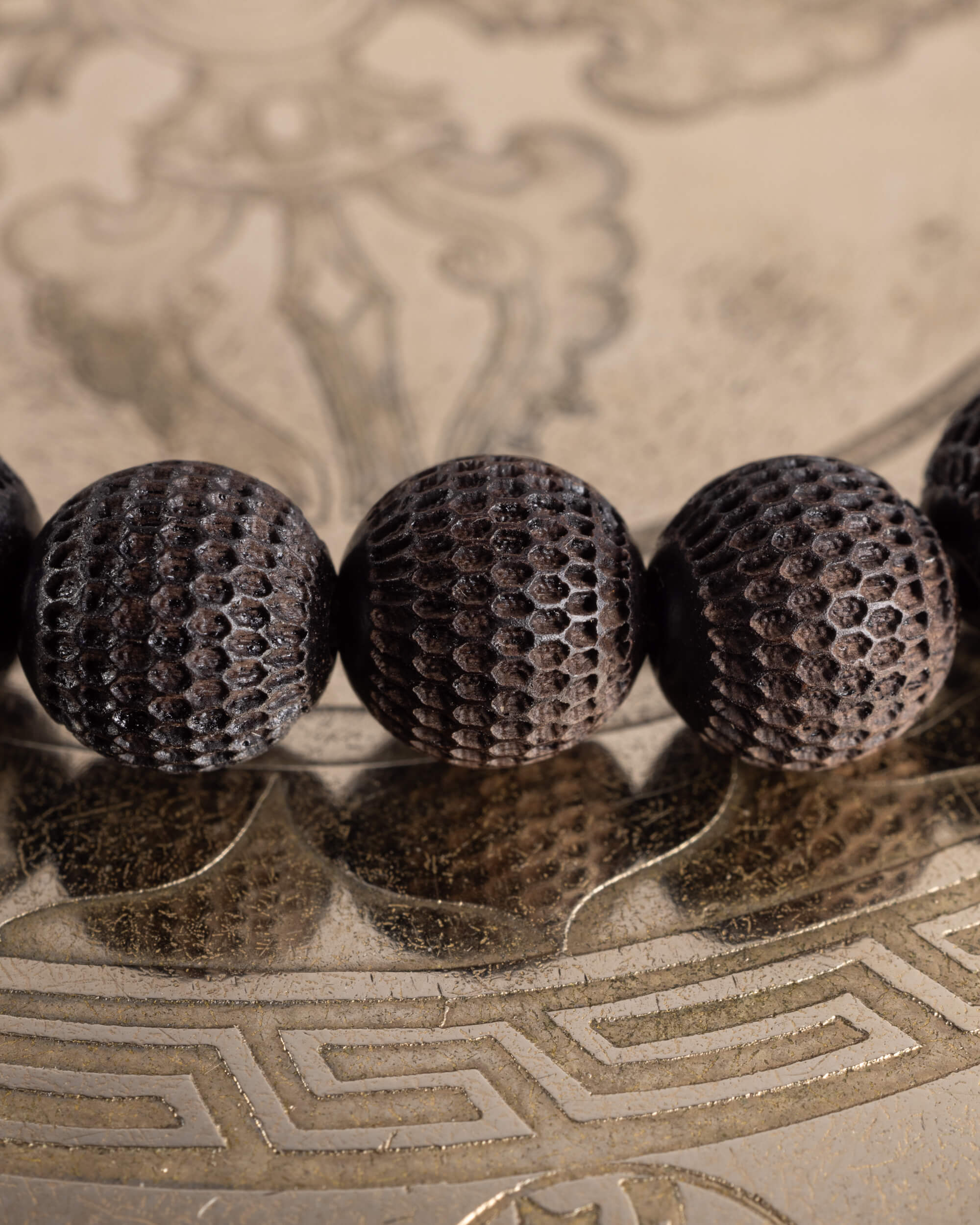 Pulsera de Madera de Ébano Tallada Hexágonos 8 mm - Estructura y Dignidad