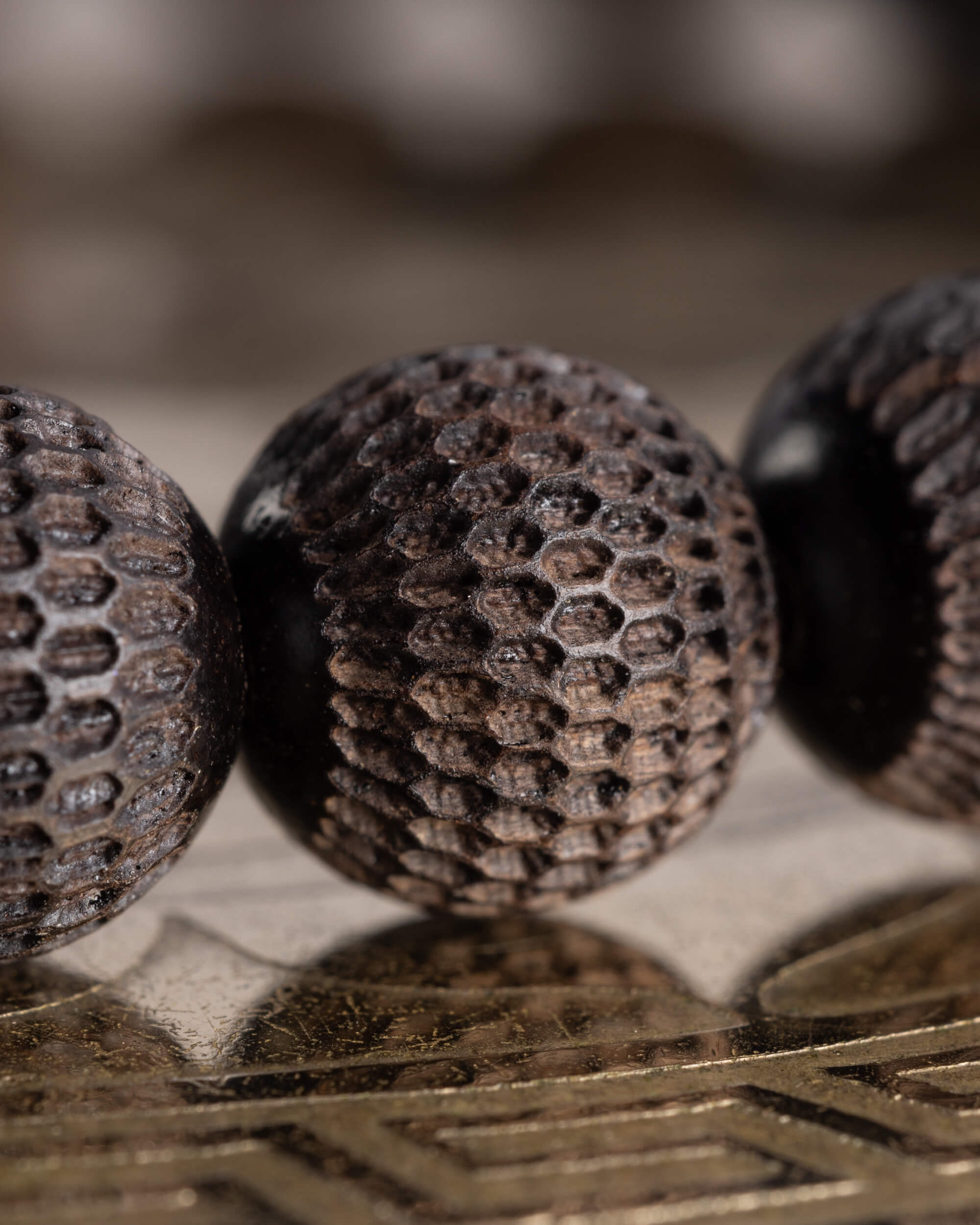 Pulsera de Madera de Ébano Tallada Hexágonos 8 mm - Estructura y Dignidad