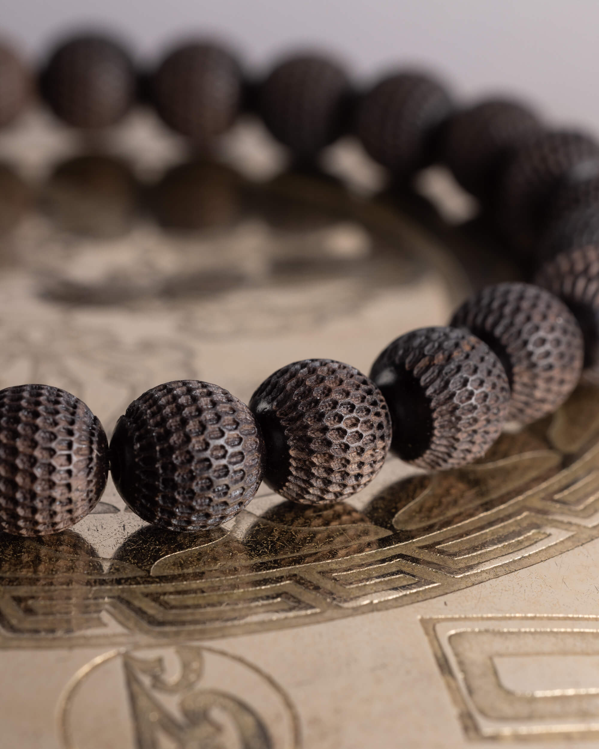 Pulsera de Madera de Ébano Tallada Hexágonos 8 mm - Estructura y Dignidad