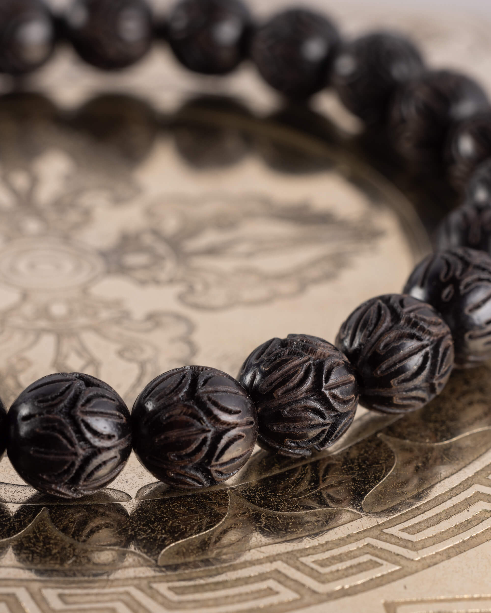 Pulsera de Madera de Ébano Tallada Flor de Loto 8 mm - Raíz y Florecer