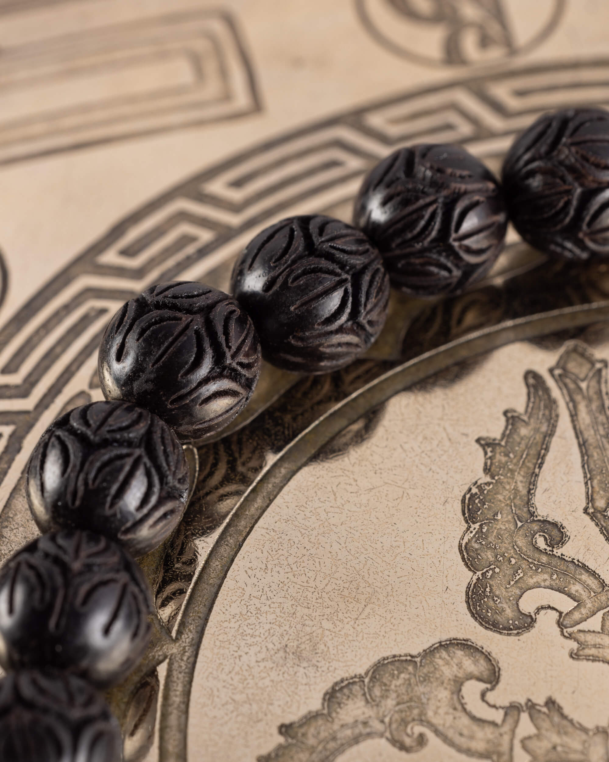 Pulsera de Madera de Ébano Tallada Flor de Loto 8 mm - Raíz y Florecer