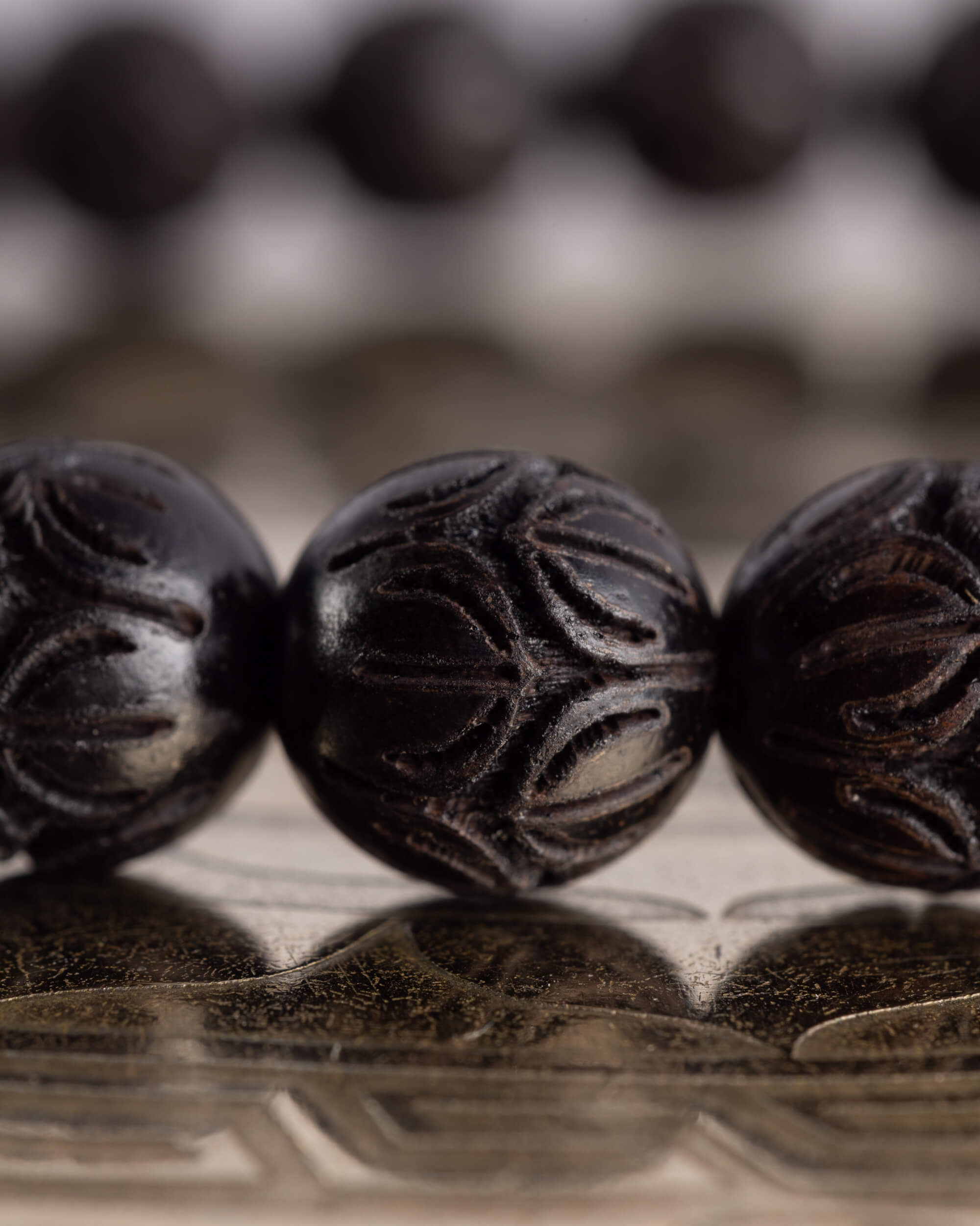 Pulsera de Madera de Ébano Tallada Flor de Loto 8 mm - Raíz y Florecer