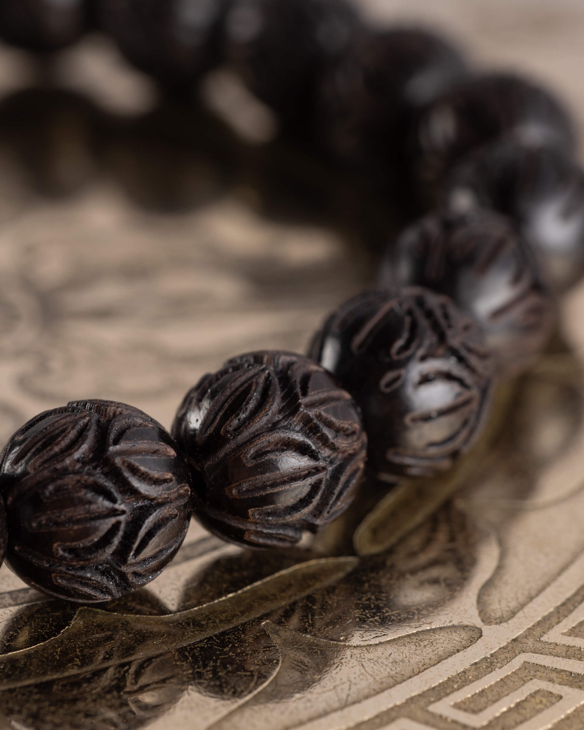 Pulsera de Madera de Ébano Tallada Flor de Loto 8 mm - Raíz y Florecer