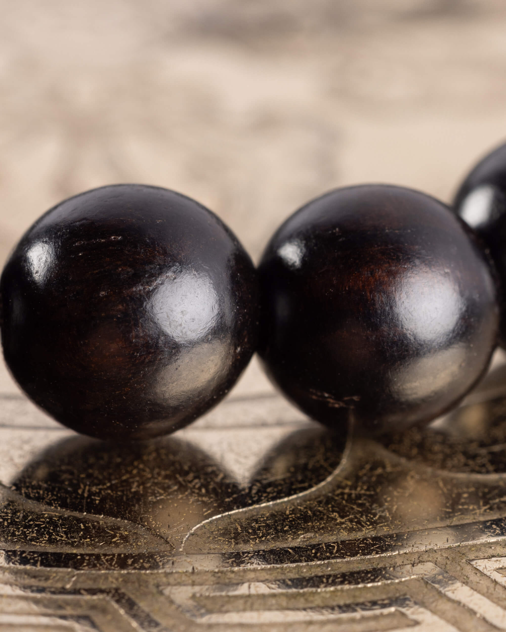 Pulsera de Madera de Ébano 8 mm - Dignidad y Enraizamiento