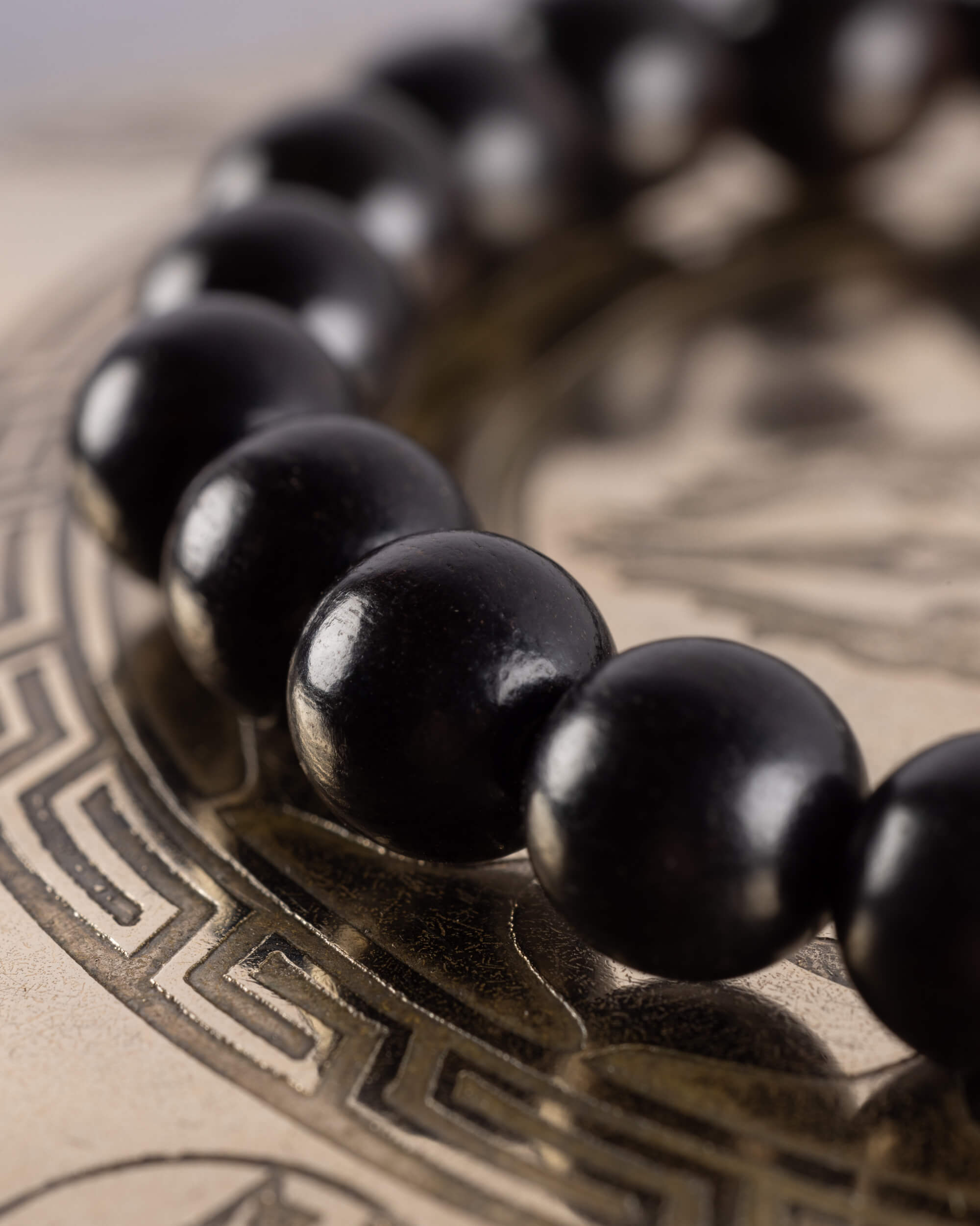 Pulsera de Madera de Ébano 8 mm - Dignidad y Enraizamiento