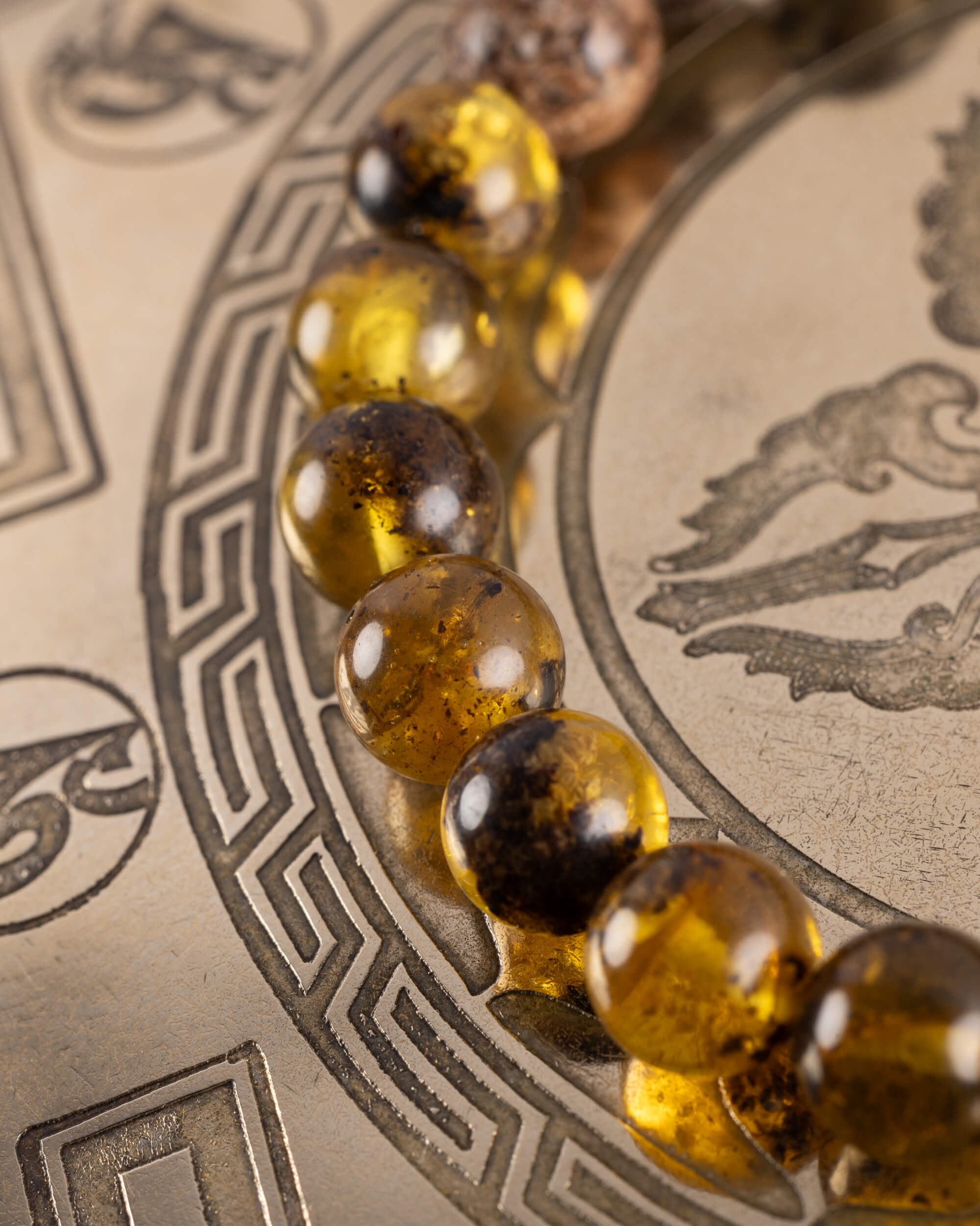 Pulsera Yhi (Diosa Solar) 8 mm - Luz Enraizada y Descanso Profundo