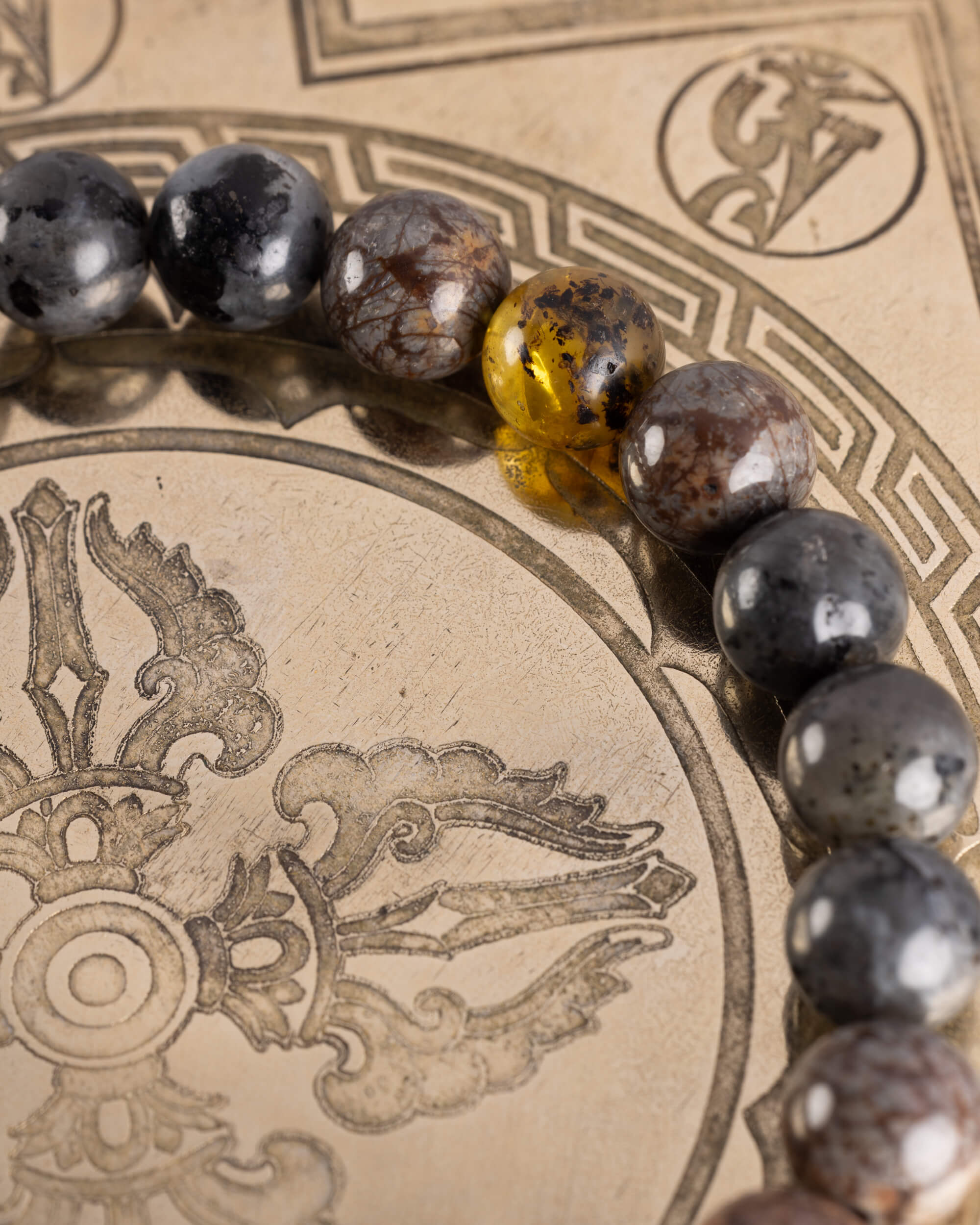 Pulsera Yhi (Diosa Solar) 8 mm - Luz Enraizada y Descanso Profundo