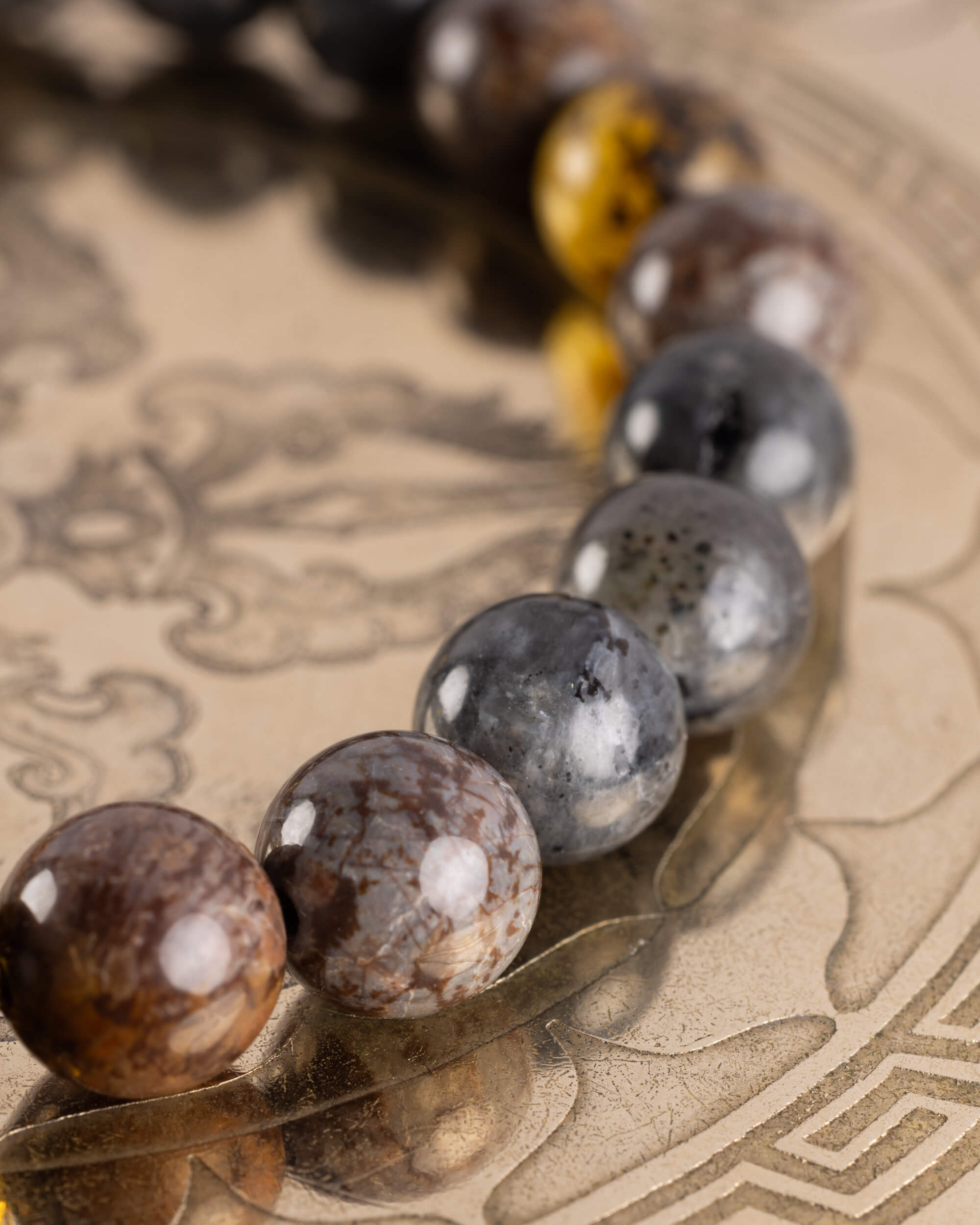 Pulsera Yhi (Diosa Solar) 8 mm - Luz Enraizada y Descanso Profundo