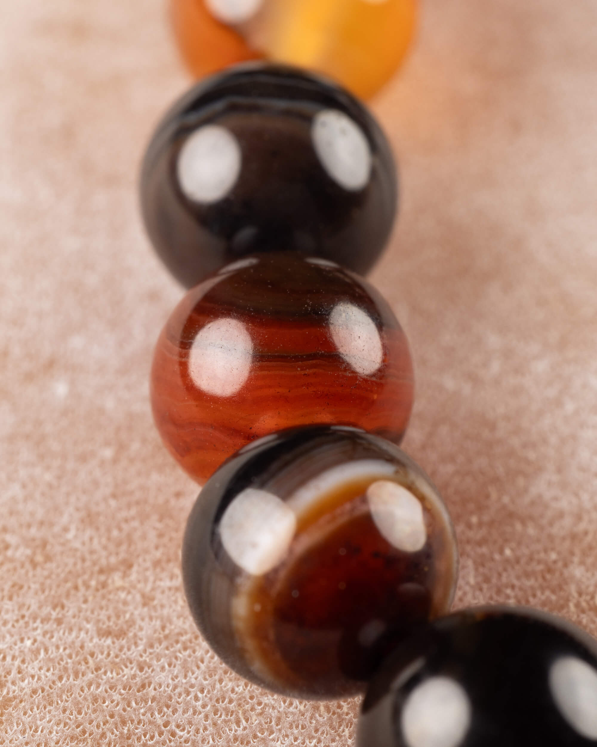 Pulsera de Cornalina Rojo y Negro 8 mm - Vitalidad y Fuerza